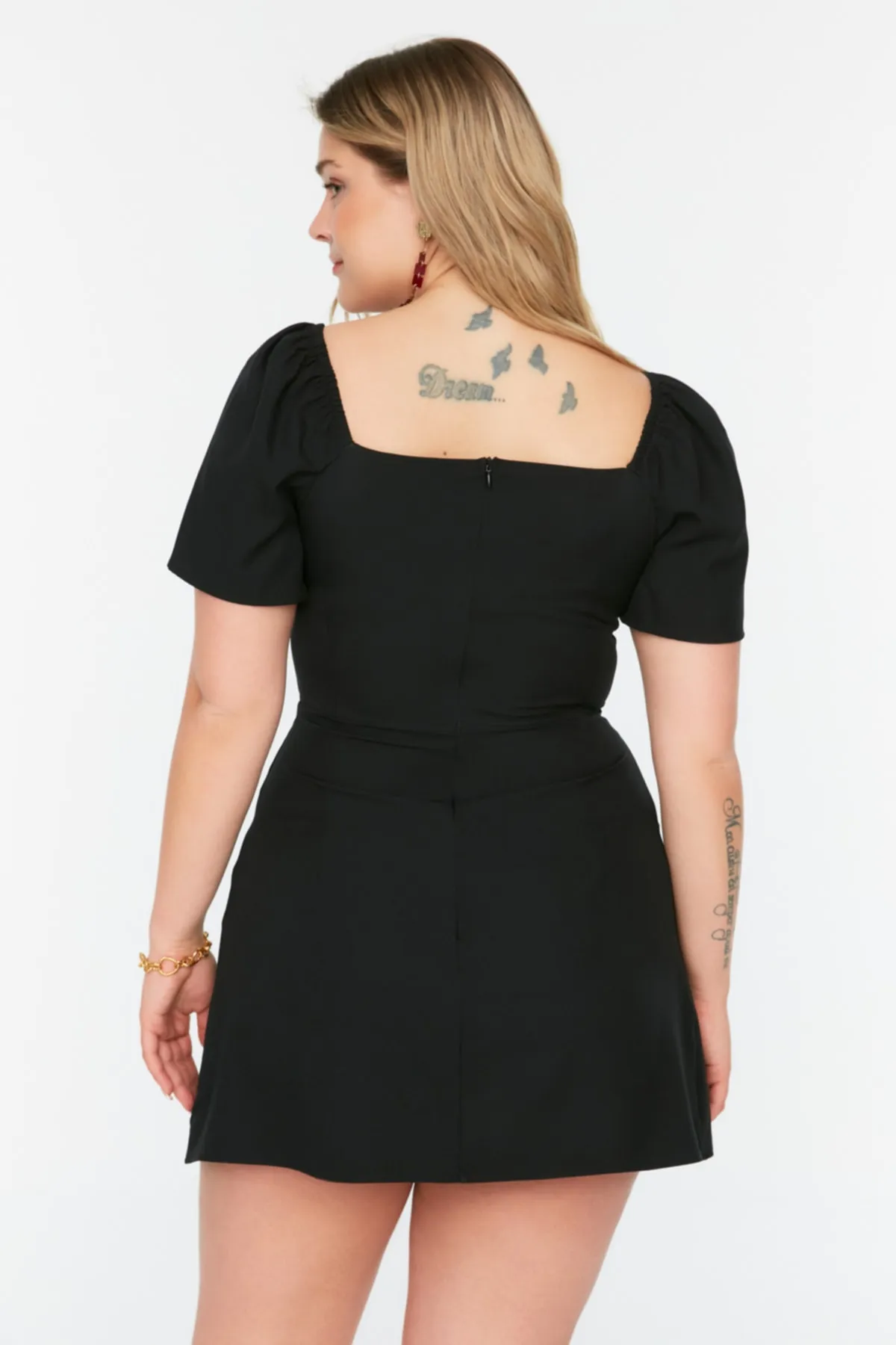 Trendyol Curve  Schwarzes, gewebtes Kleid mit Raffungen und Ausschnitten TBSSS22EL00012