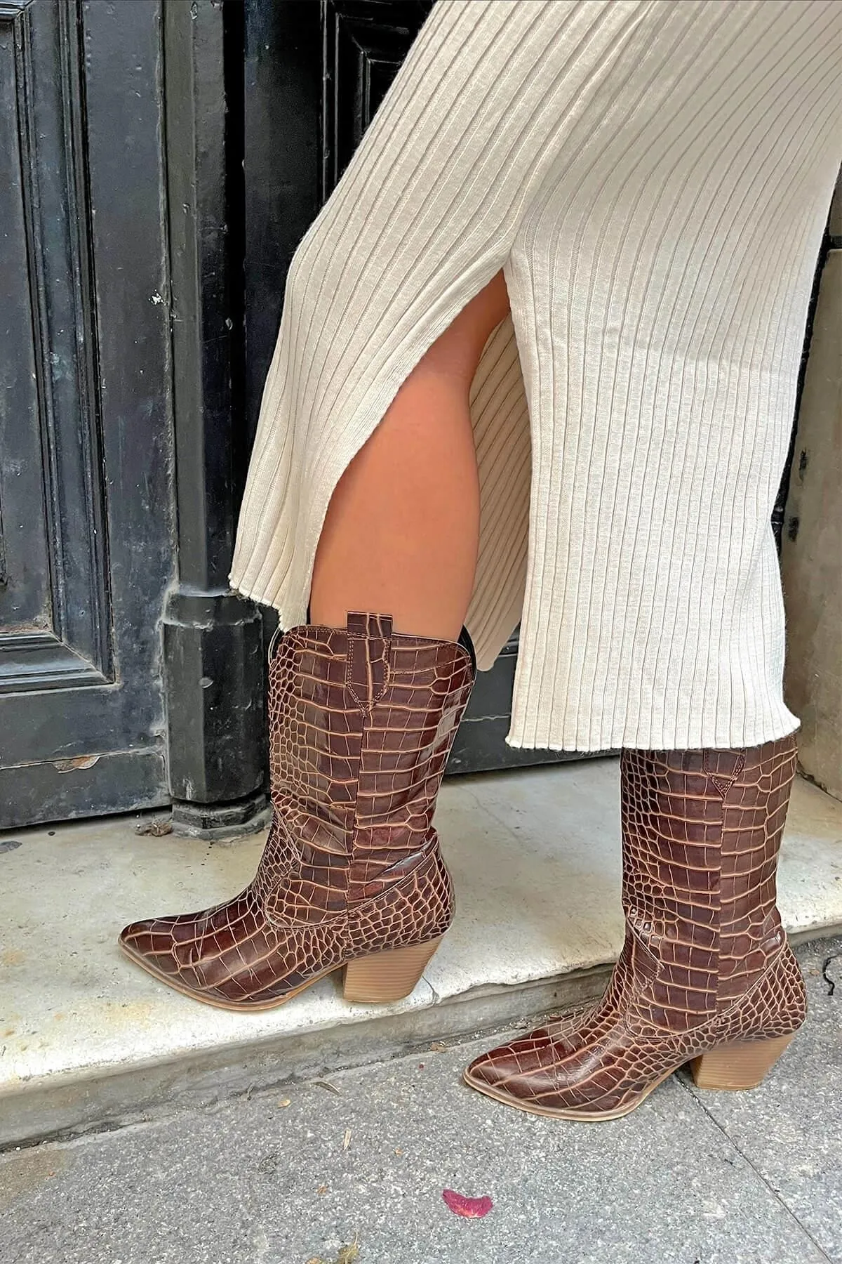 Swist  Beigefarbenes Damen-Strick-Midikleid mit Polo-Ausschnitt und Ärmeln