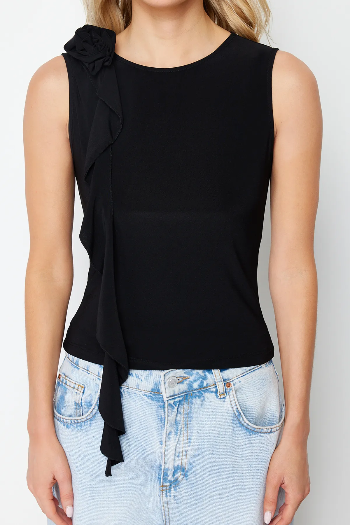 Trendyol Collection  Schwarze Strickbluse mit Rosen-Accessoire und detaillierten Rüschen TWOSS24BZ00200
