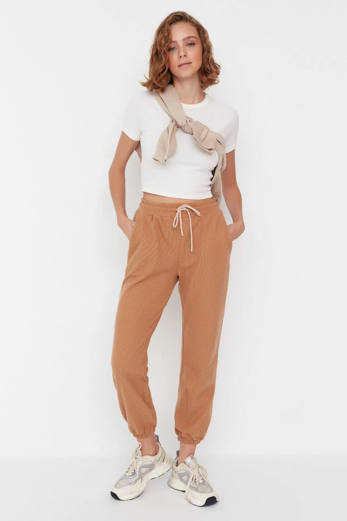 Trendyol Collection  Camel Thessaloniki Bequeme Sport-Jogginghose mit Formtasche TWOAW21EA0168