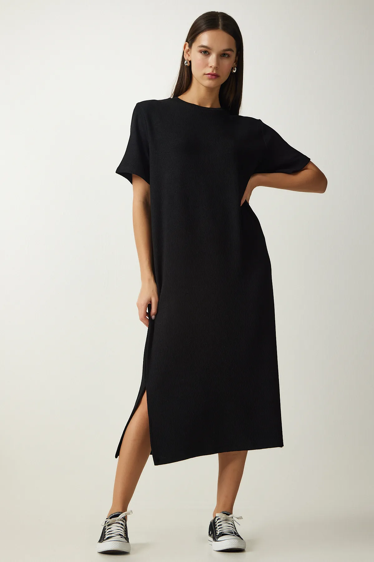 Happiness İstanbul  Schwarzes geripptes Strickkleid für Damen mit Rundhalsausschnitt DZ00111