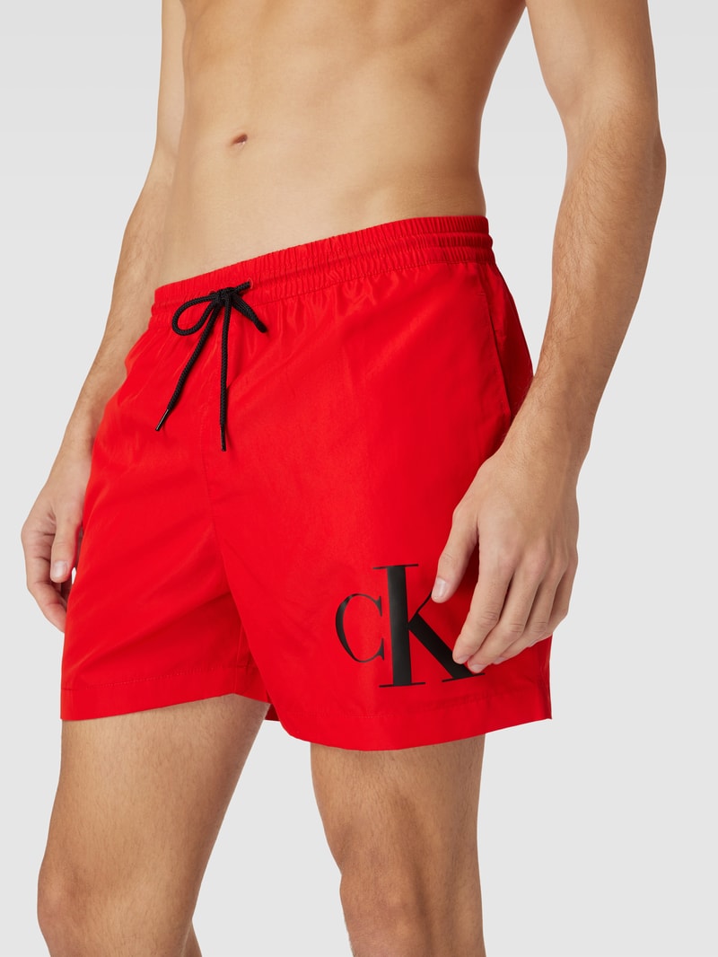 Badehose und Strandtuch im Set in rot