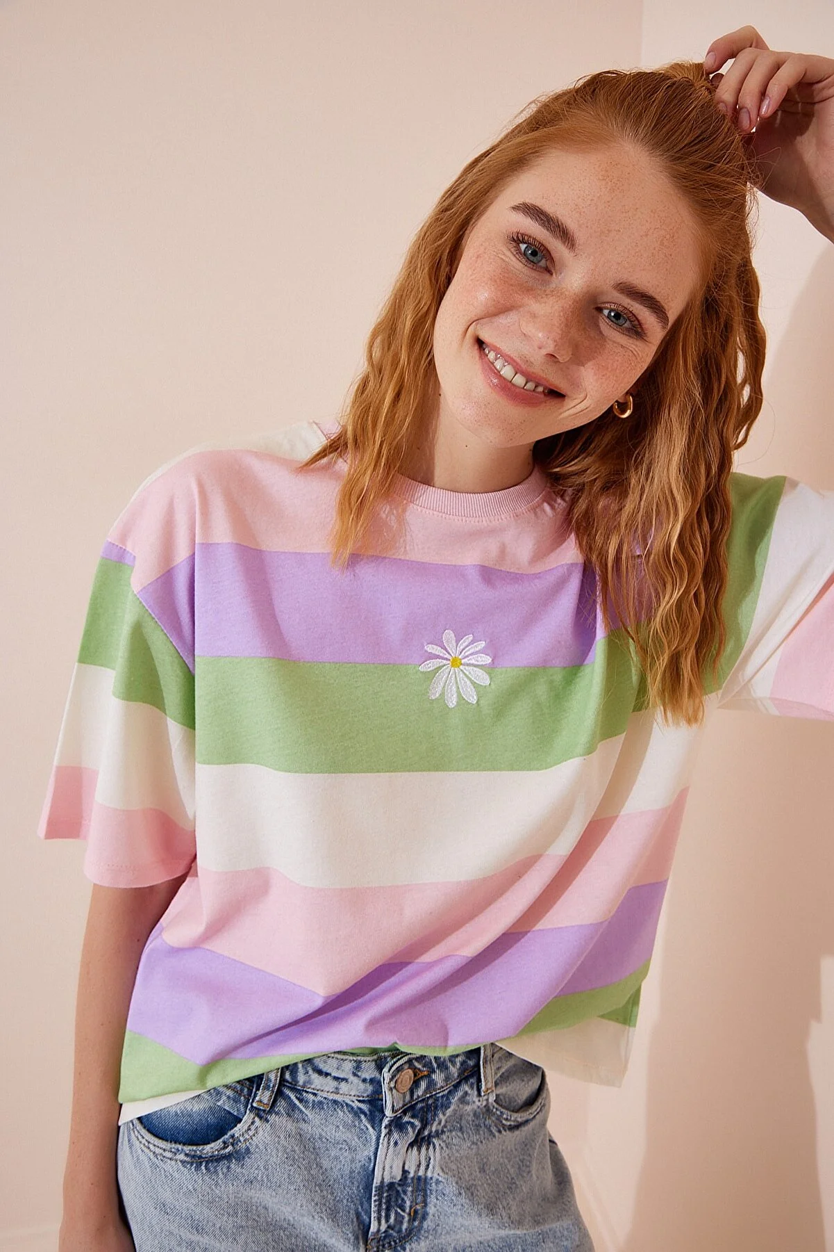 Happiness İstanbul  Rosa-grünes, mit Blumen besticktes, gestreiftes Baumwoll-Strick-T-Shirt für Damen CR00402