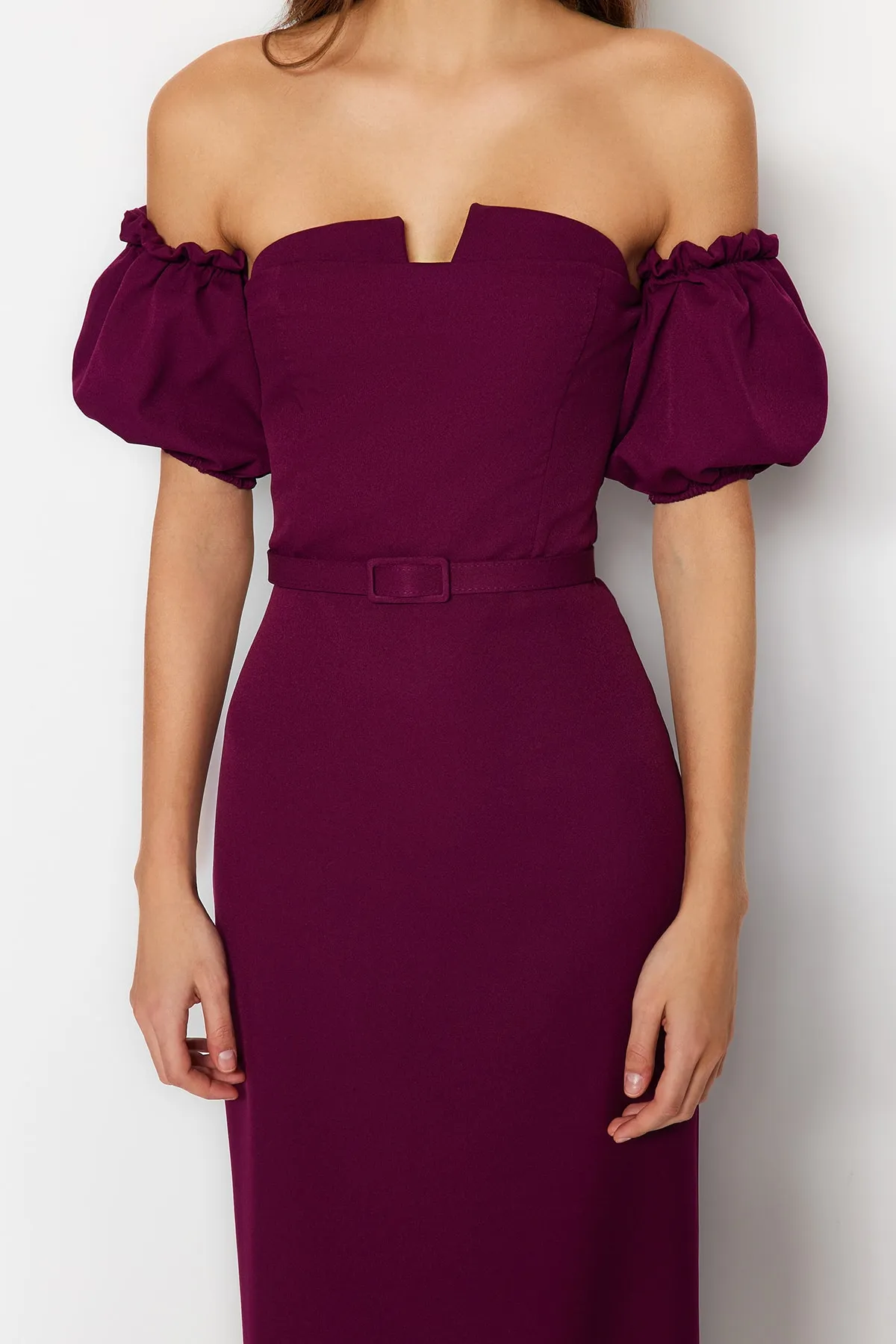Trendyol Collection  Pflaumenfarbenes, langes, gewebtes Abendkleid mit Gürtel TPRSS23AE00091