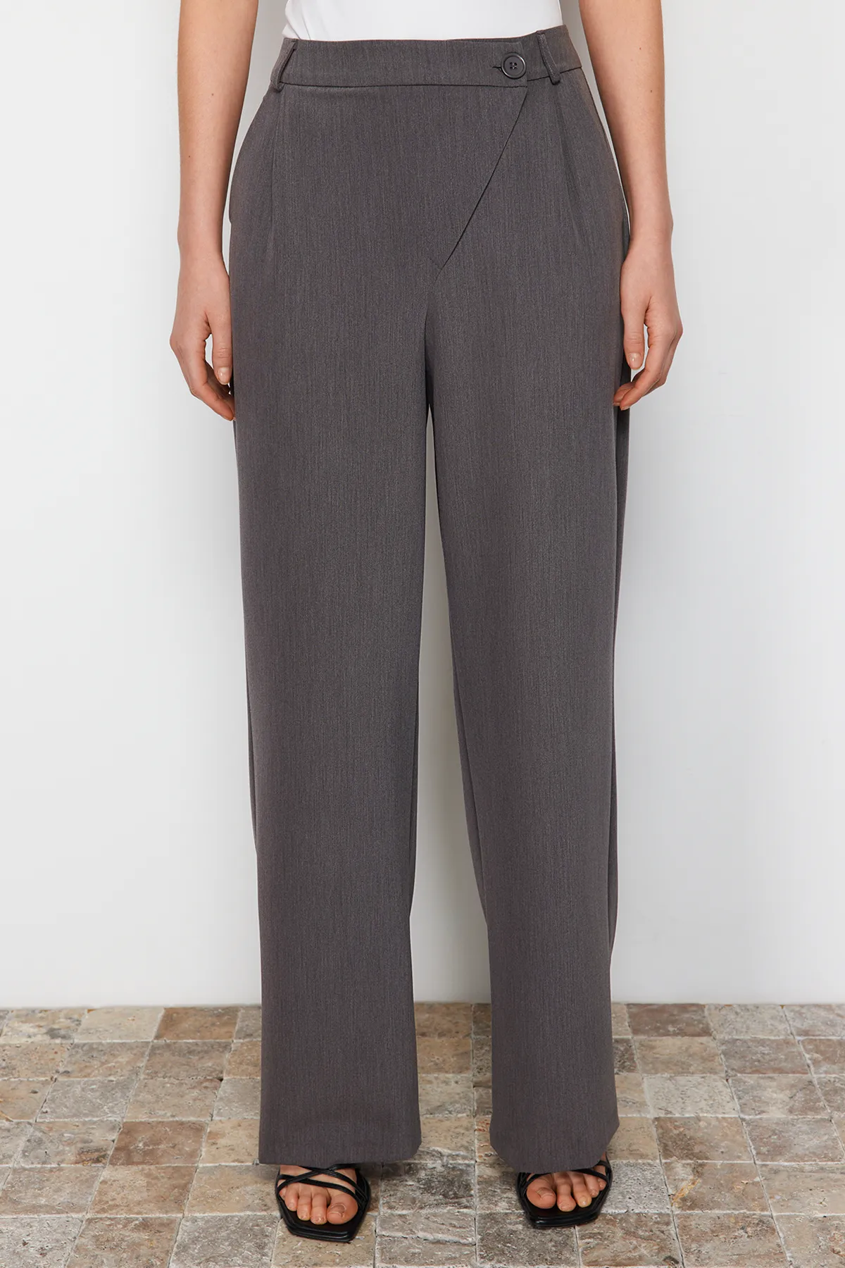 Trendyol Collection  Graue Webhose mit weitem Bein und Kreuzverschluss TWOSS24PL00112