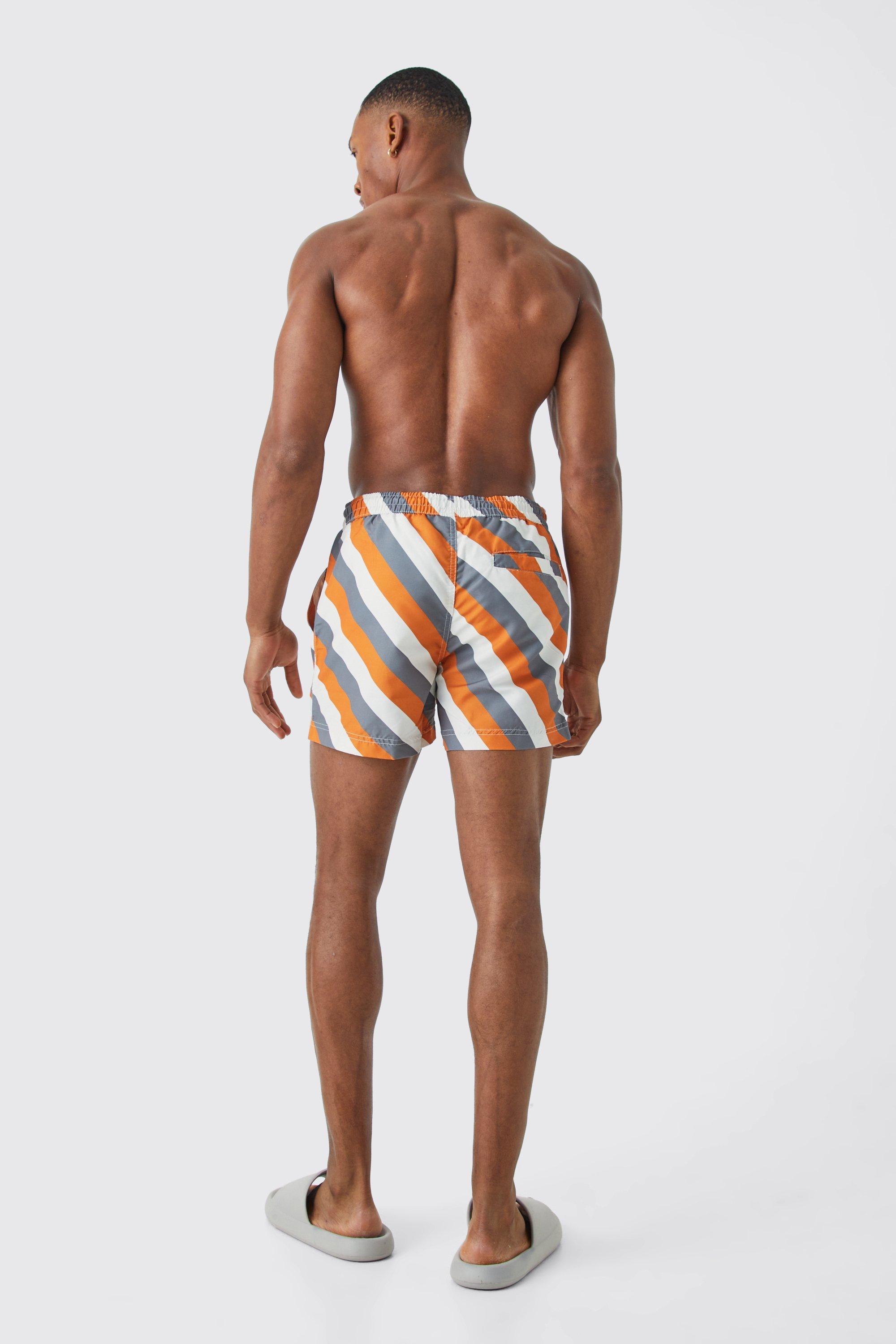 Mittellange, gestreifte Badehose