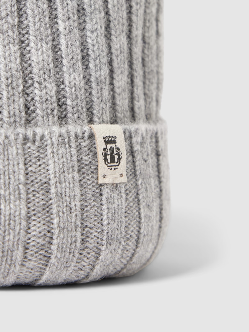 Beanie mit Label-Detail in mittelgrau meliert