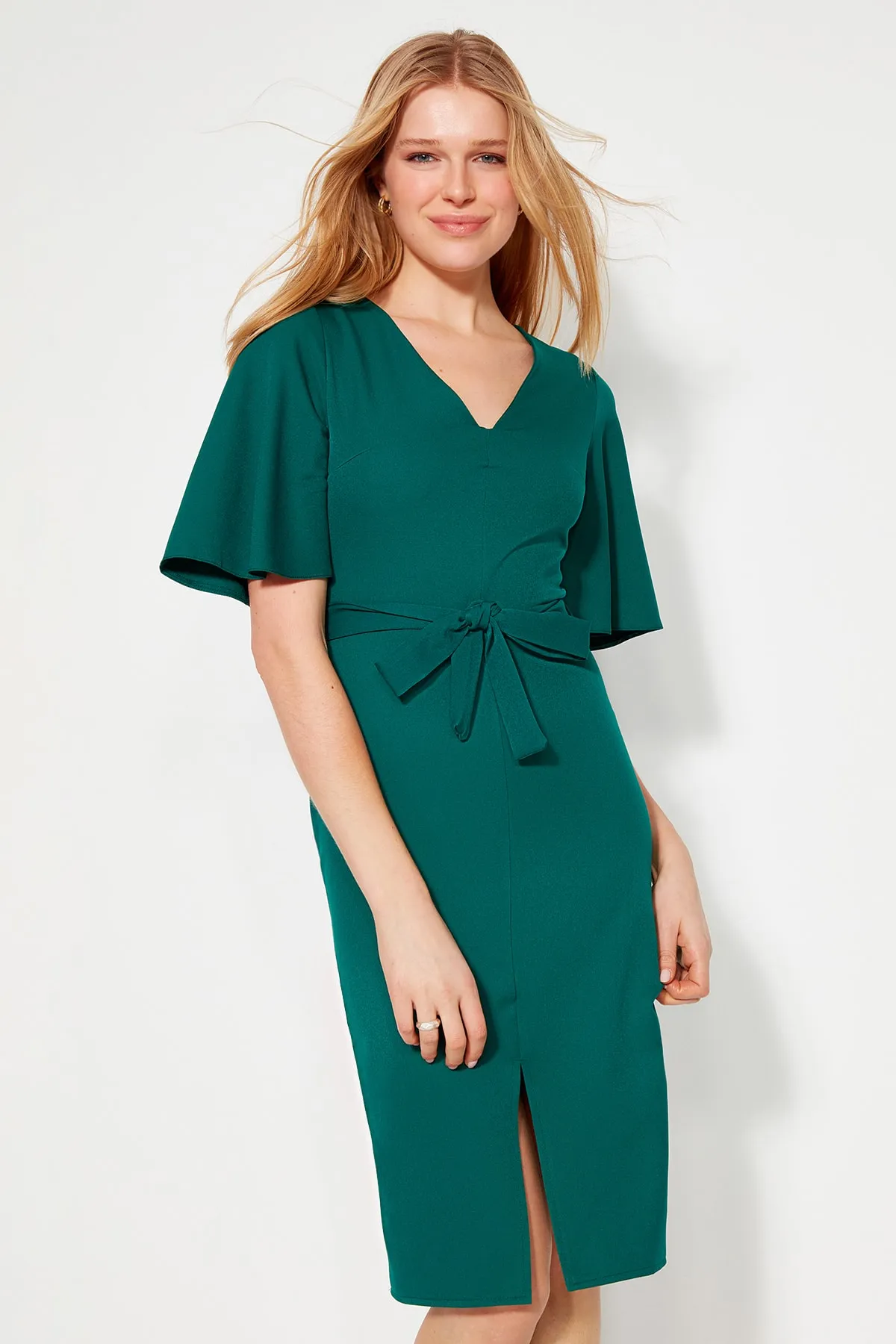 Trendyol Collection  Smaragdgrünes, figurbetontes, gewebtes Midikleid mit Gürtel und Schlitz TOFAW19BB0167