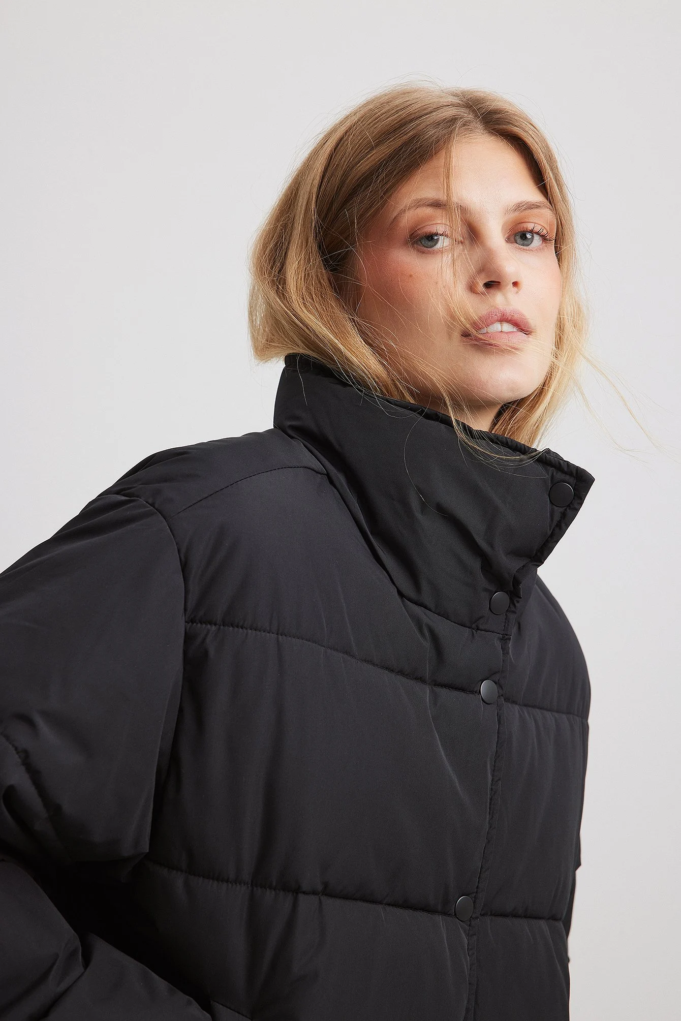 Recycelte kurze gefütterte Jacke mit Druckknöpfen