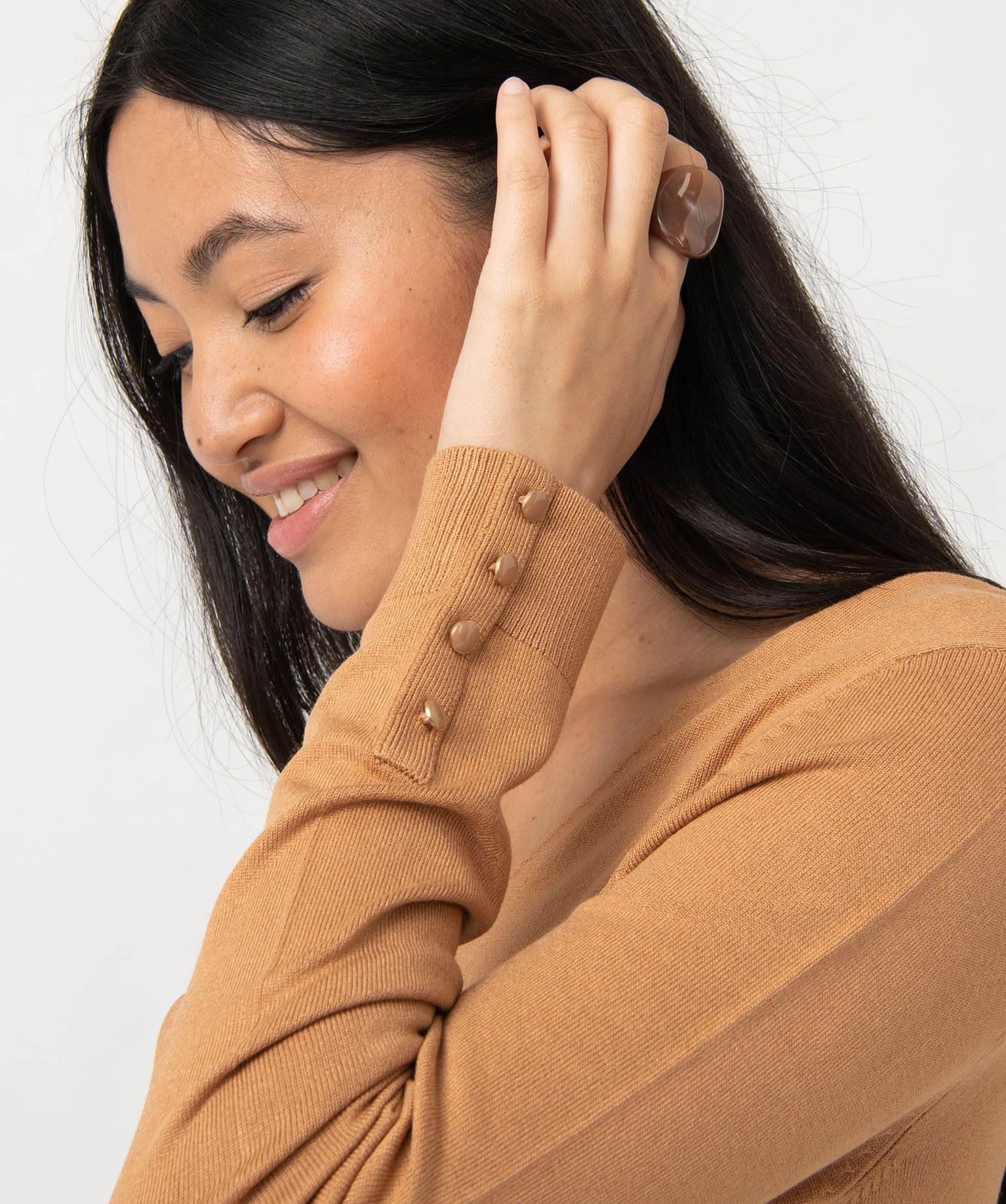 Pull en maille fine à col V et boutons fantaisie femme camel | GEMO