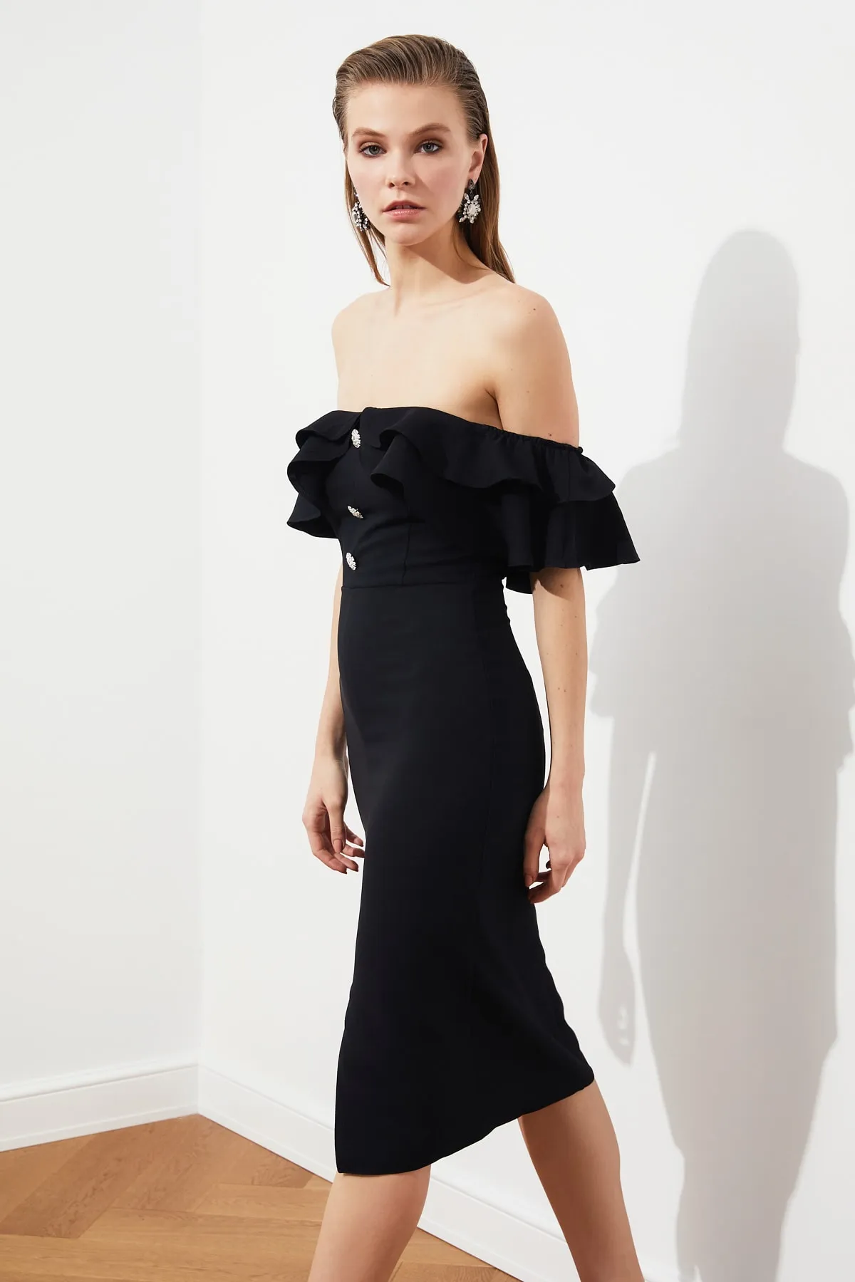 Trendyol Collection  Elegantes Abendkleid mit schwarzen Steinknöpfen TPRSS21EL1403