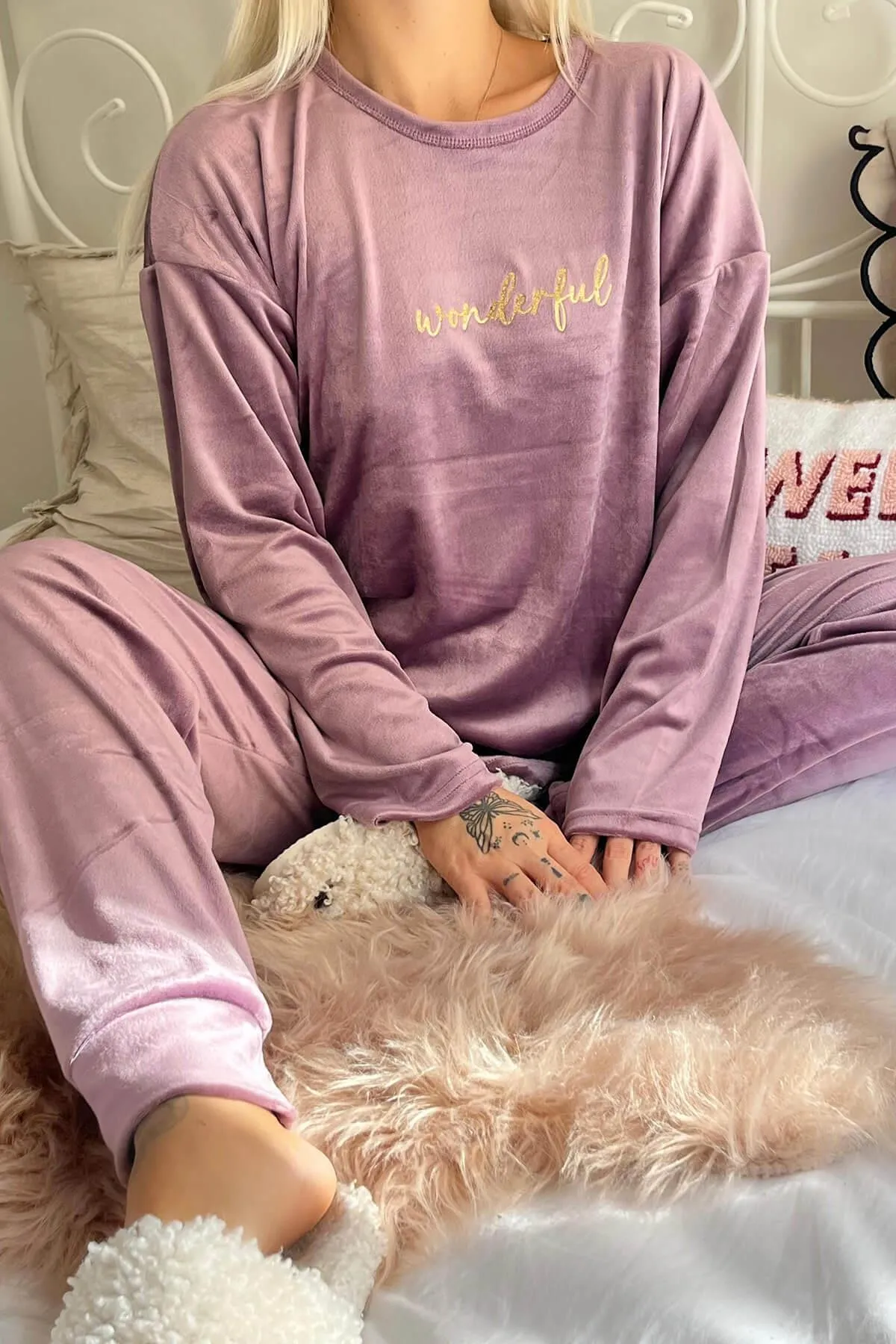 Pijamaevi  Fliederfarbenes, wunderschön gemustertes, exklusives Samt-Pyjama-Set für Damen
