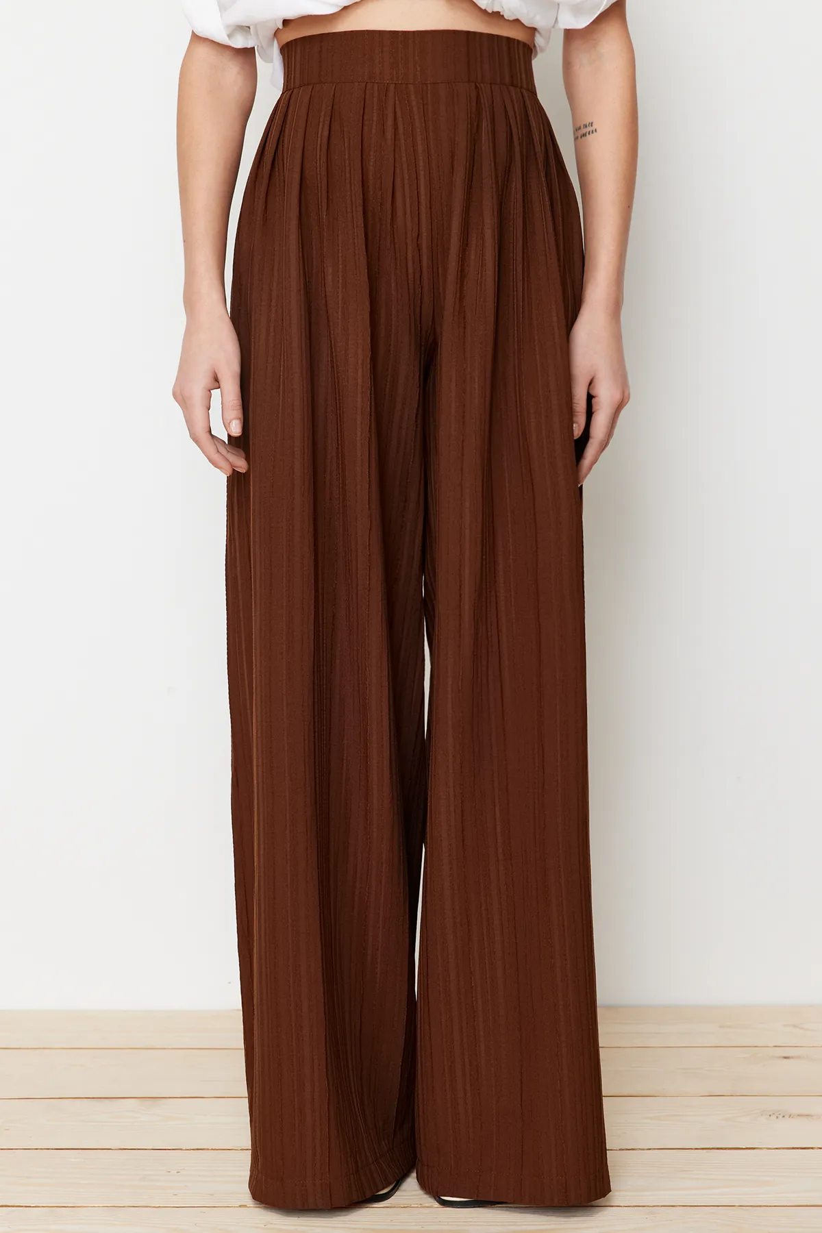 Trendyol Collection  Dunkelbraune, gewebte Hose aus strukturiertem Stoff mit weitem Bein und Faltendetails TWOSS24PL00057