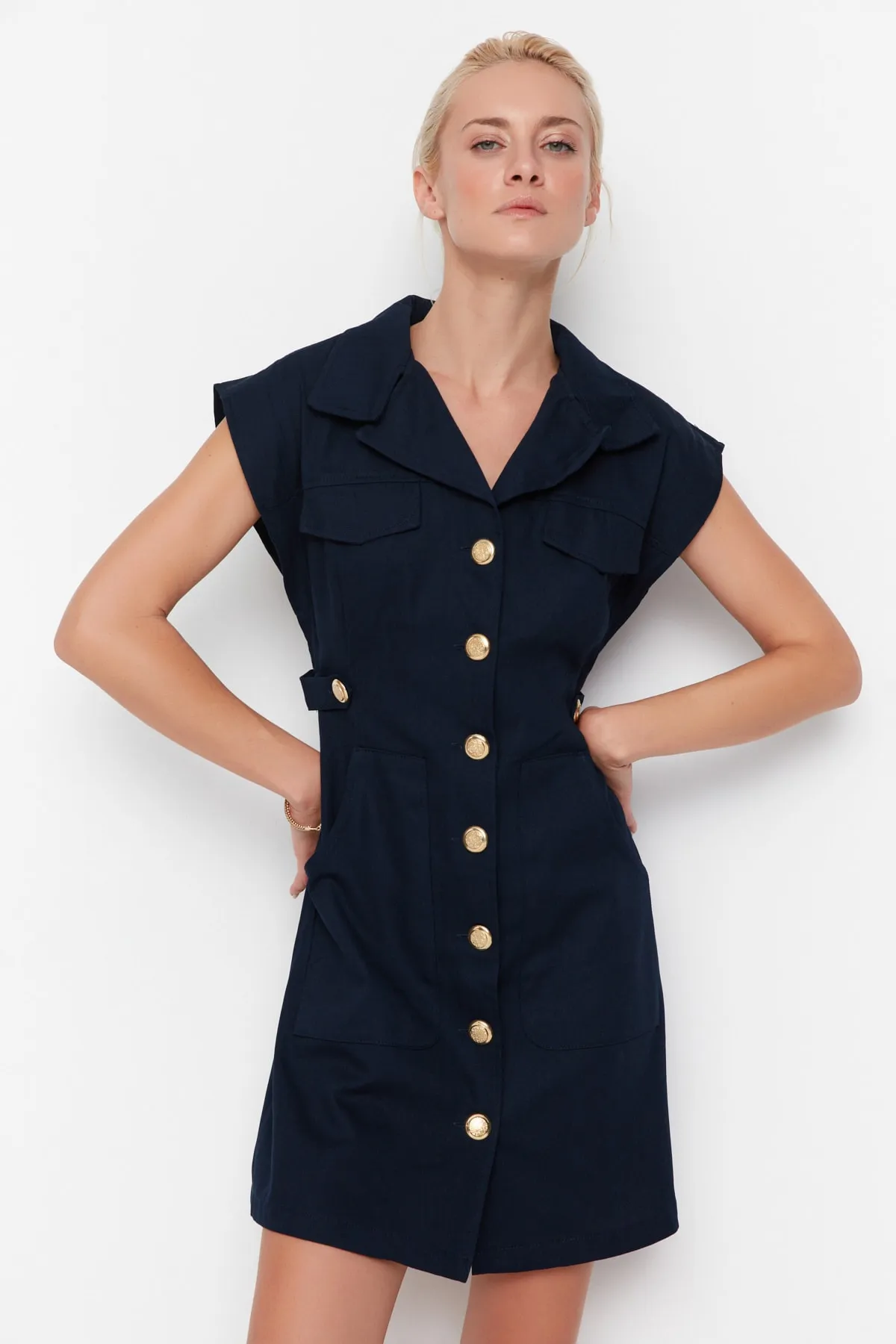 Trendyol Collection  Marineblaues, gewebtes Mini-Hemdkleid mit Knopfdetail TWOSS22EL2970