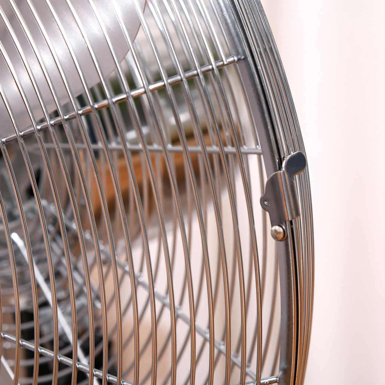 HOMCOM 120 cm Standventilator, Ventilator, Höhenverstellbarer Lüfter, 3 Geschwindigkeitsstufen, Verstellbarer Neigungswinkel, Stahl, Silber