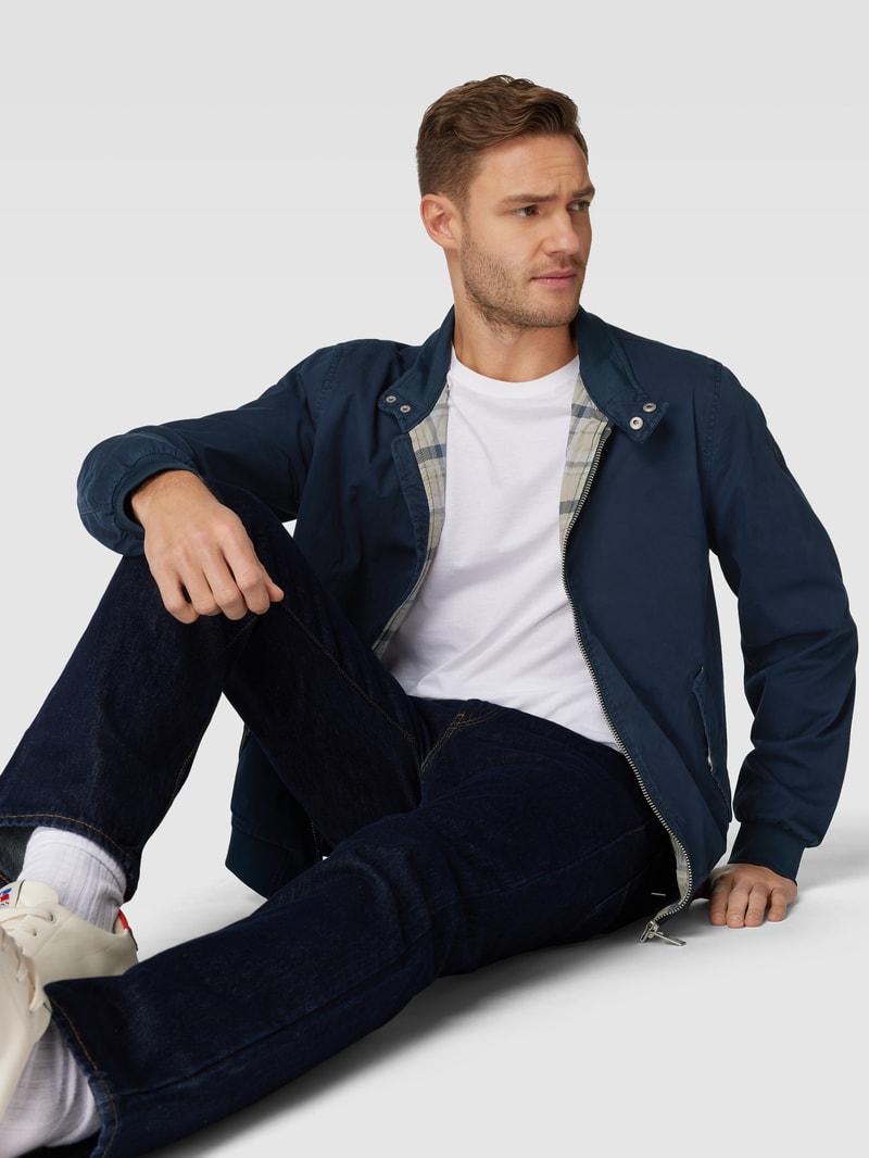 Jacke mit seitlichen Eingrifftaschen in marineblau
