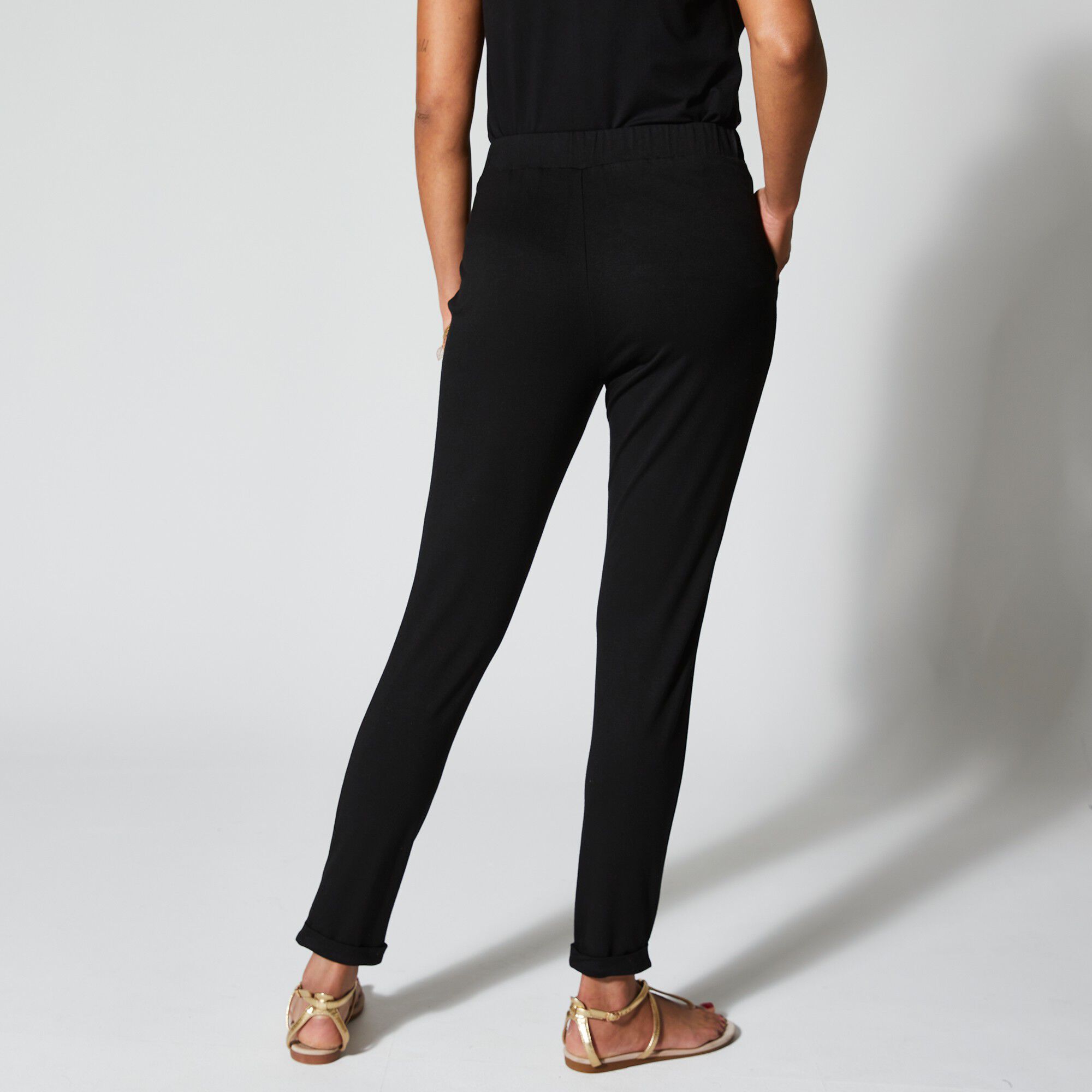 Pantalon fuselé taille élastiquée maille fluide unie