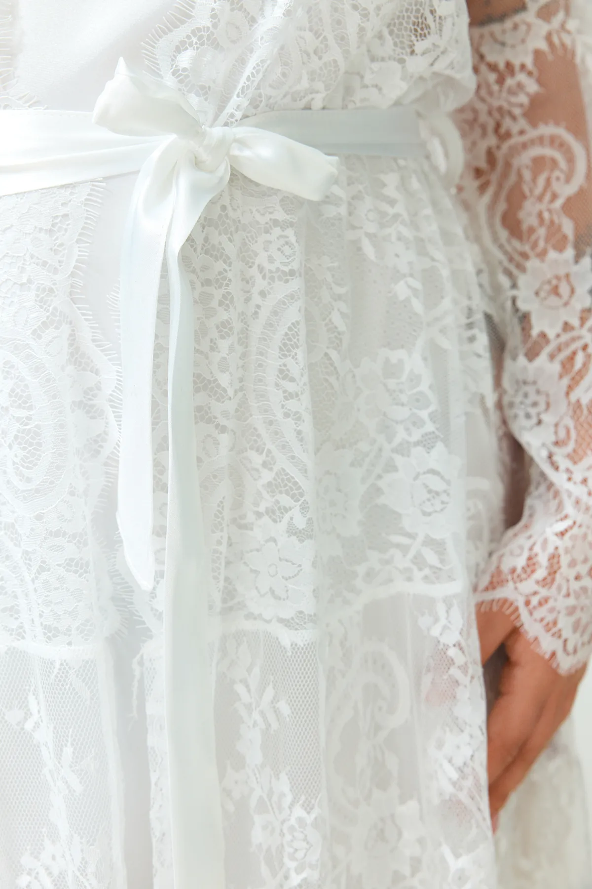 Trendyol Curve  Weißer, gestrickter Brautkleid aus Spitze mit Gürtel TBBSS24SB00002