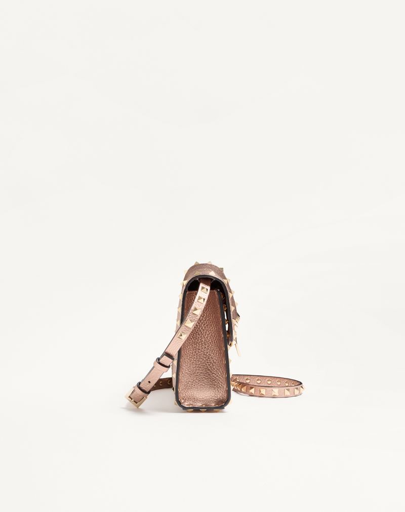 Valentino Garavani Rockstud Lille Skuldertaske i Lamineret Granato Kalveskind