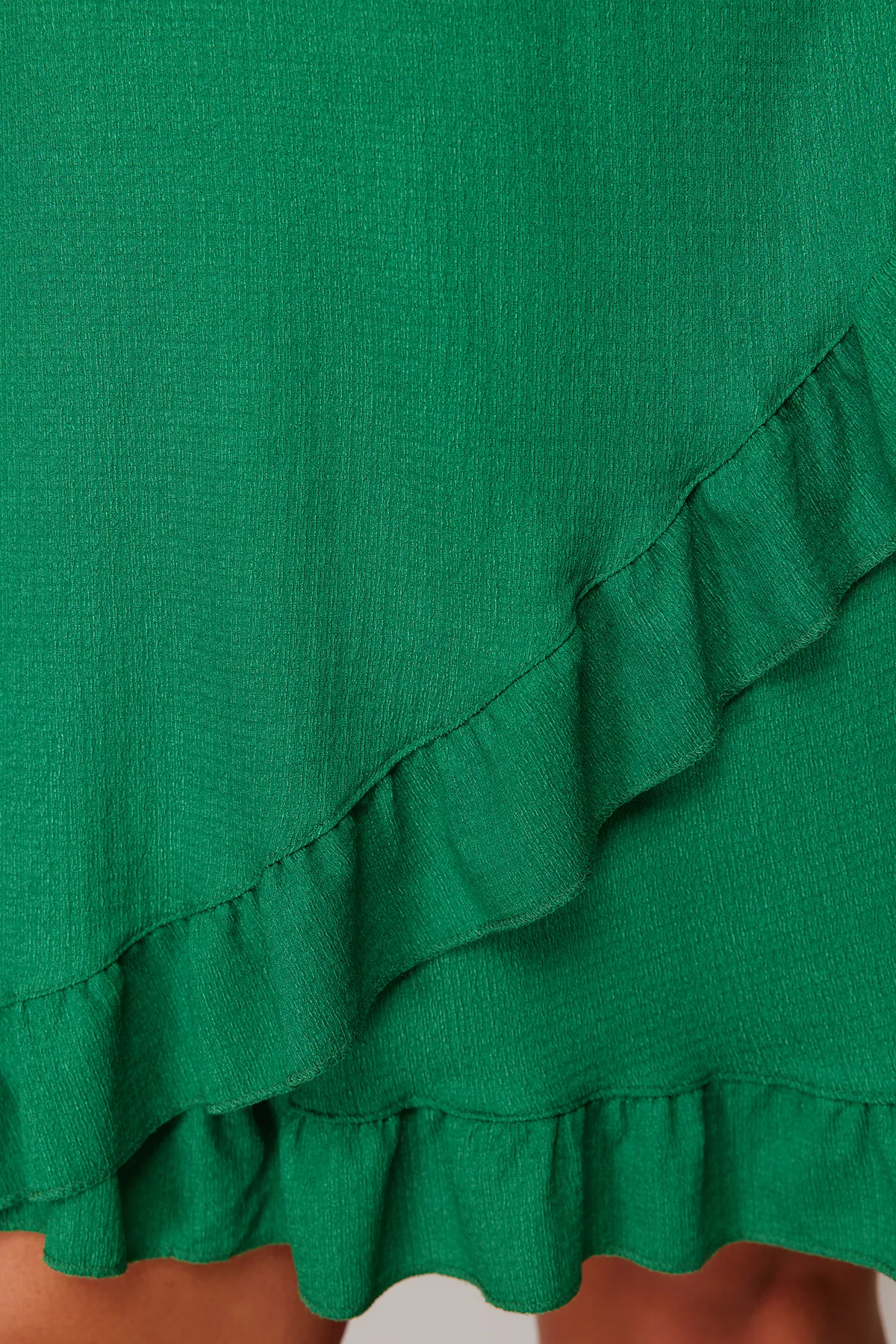 Trendyol Curve  Grünes, zweireihiges, gerüschtes Strickkleid. Zweireihiges, gerüschtes Mini-Strickkleid. TBSSS24AH00037