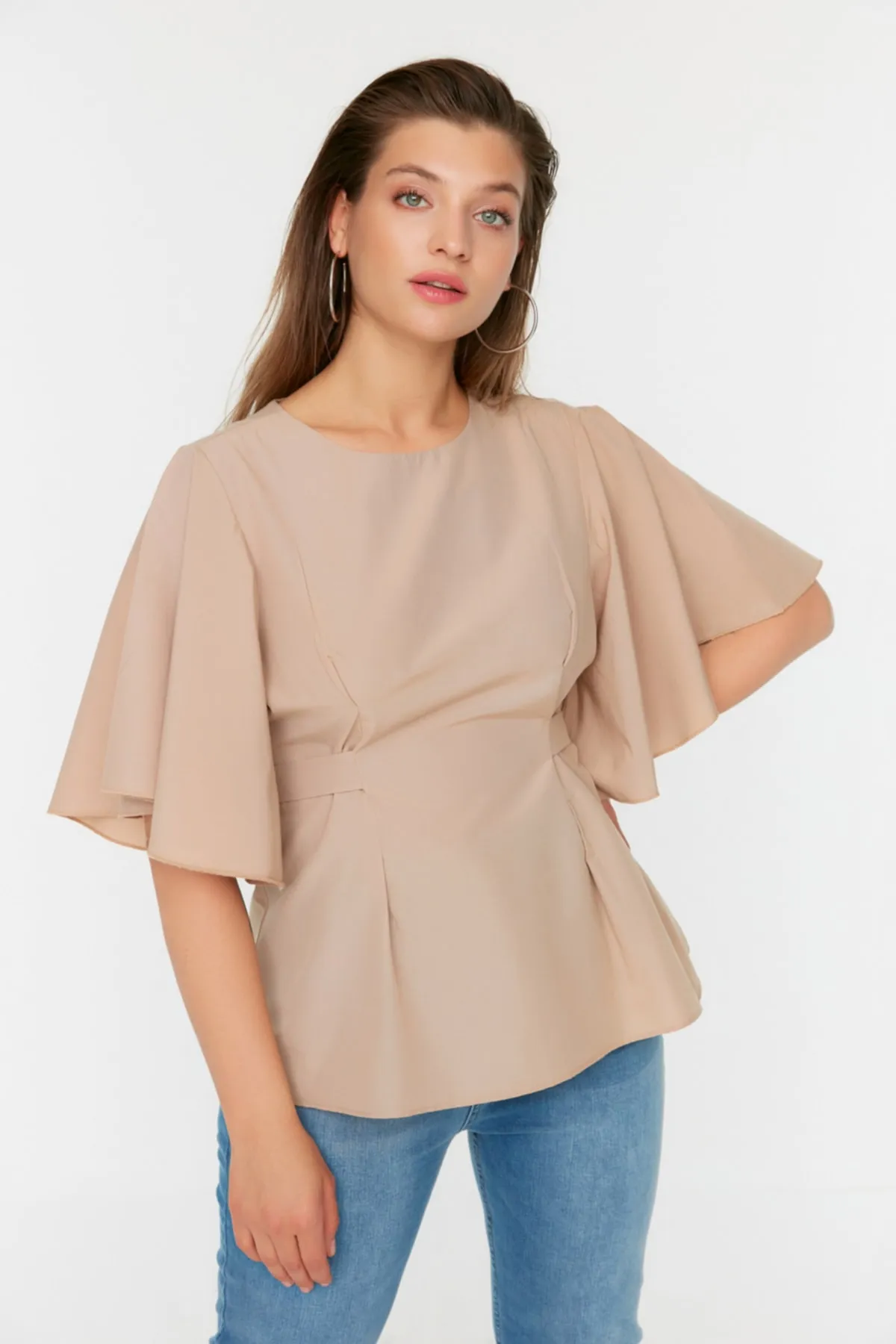 Trendyol Curve  Beigefarbene Bluse mit Krawattendetails TBBSS22BZ1316