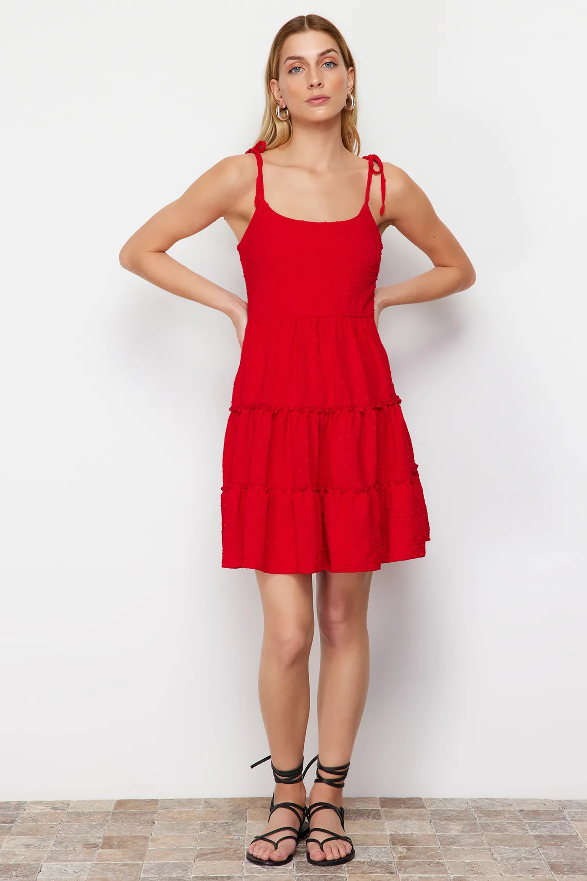 Trendyol Collection  Mini-Webkleid mit rotem Rock und Volantstoff TWOSS24EL00718