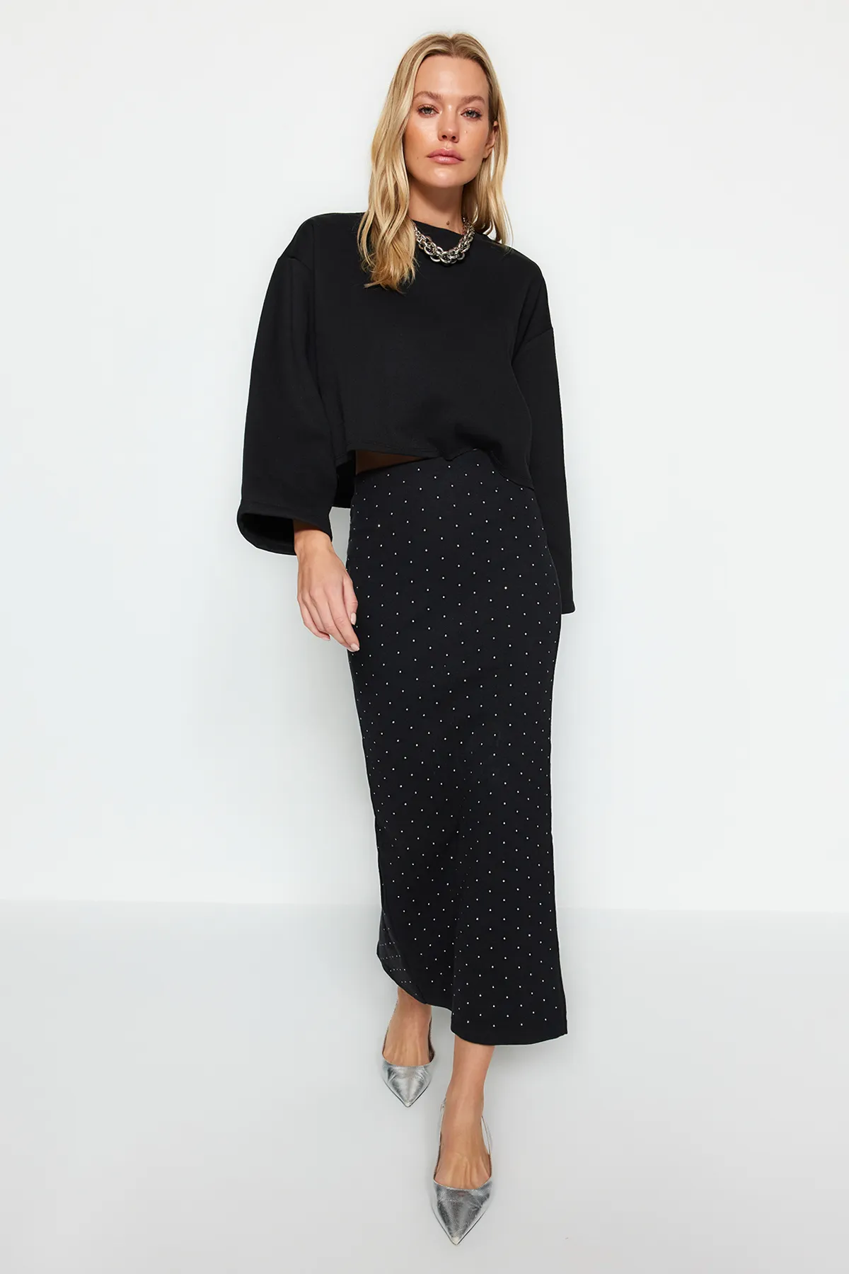Trendyol Collection  Schwarzer geklebter Stein Midi-Strickrock TWOAW24ET00243