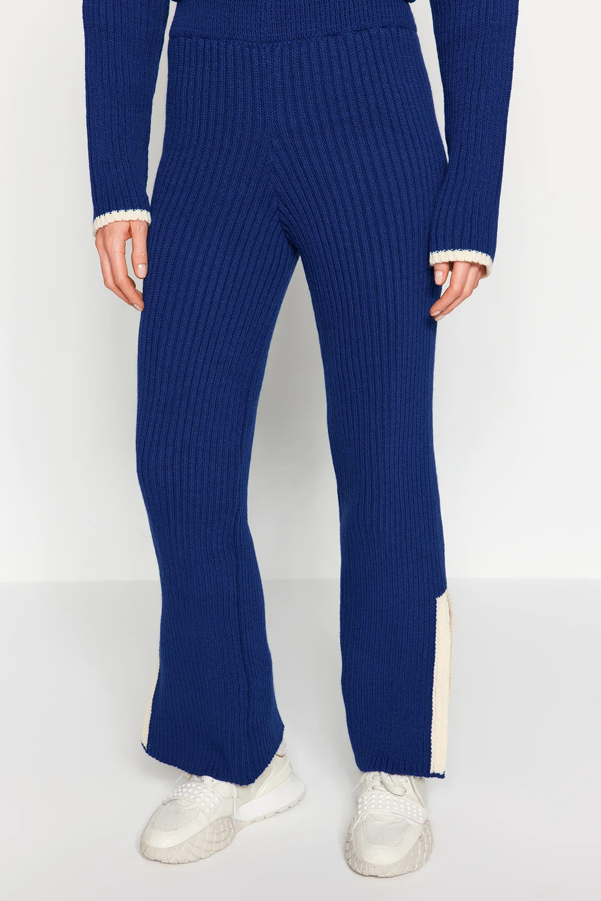 Trendyol Collection  Marineblaues Strickoberteil und -unterteil-Set mit Farbblockdesign TWOAW24AU00021