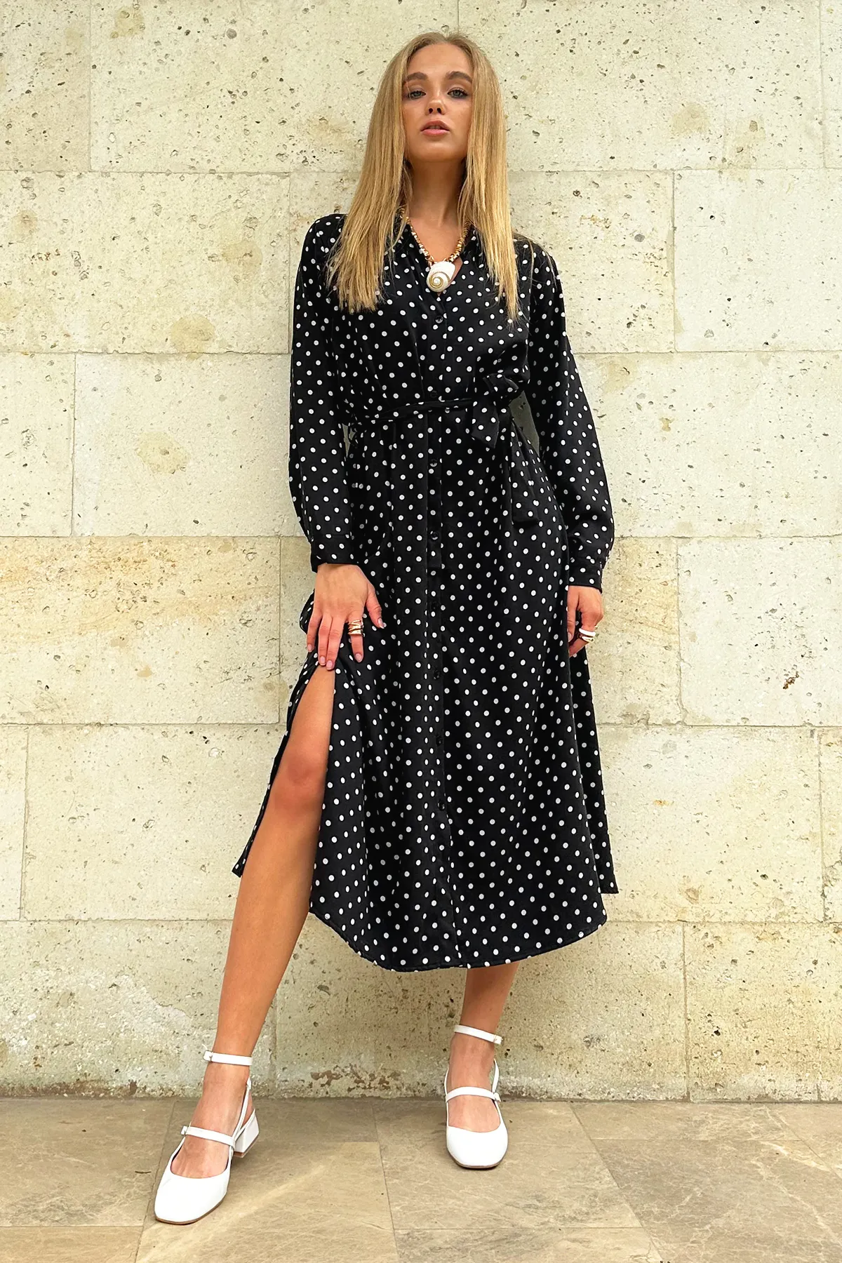 Trend Alaçatı Stili  Schwarzes, gepunktetes, gewebtes Viscon-Hemdkleid für Damen ALC-X6247