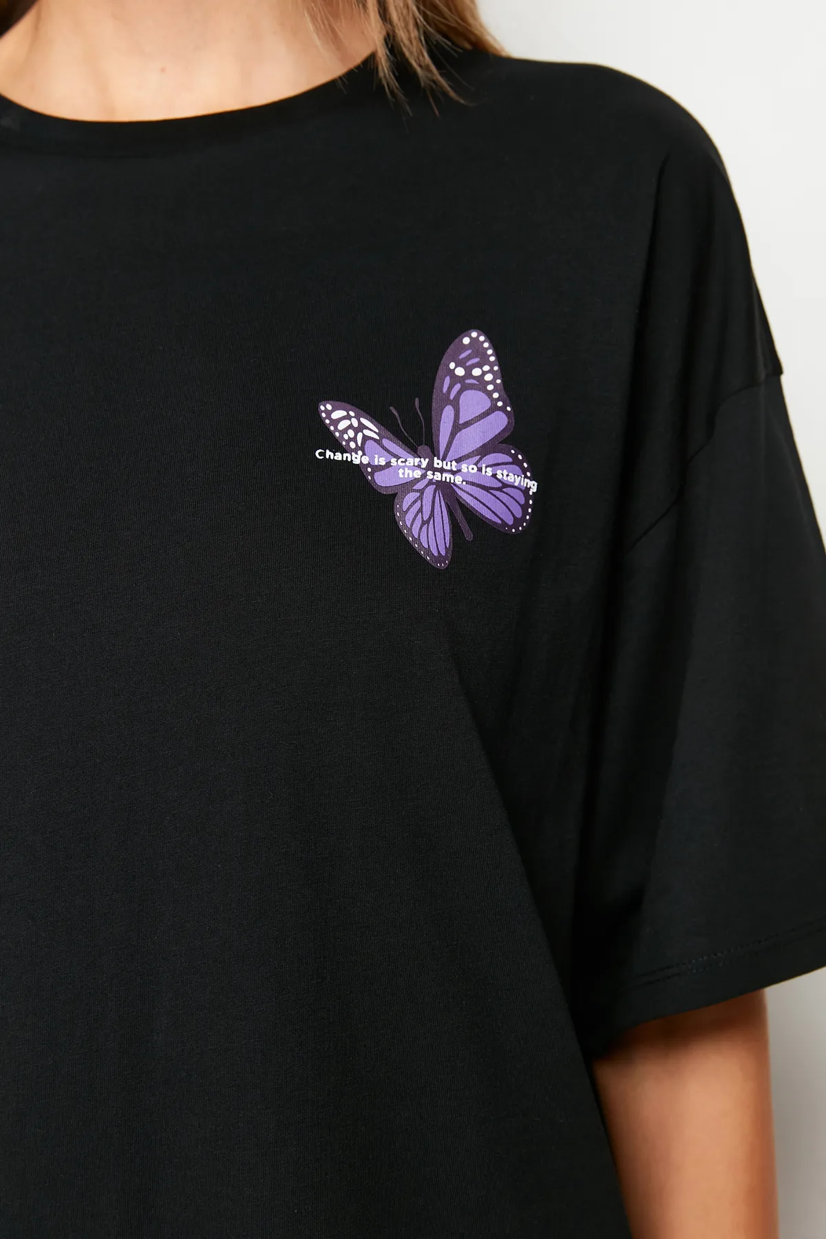 Trendyol Collection  Schwarzes Strick-T-Shirt mit Schmetterlingsdruck aus 100 % Baumwolle auf der Vorder- und Rückseite mit übergroßem/breitem Muster TWOSS23TS00188