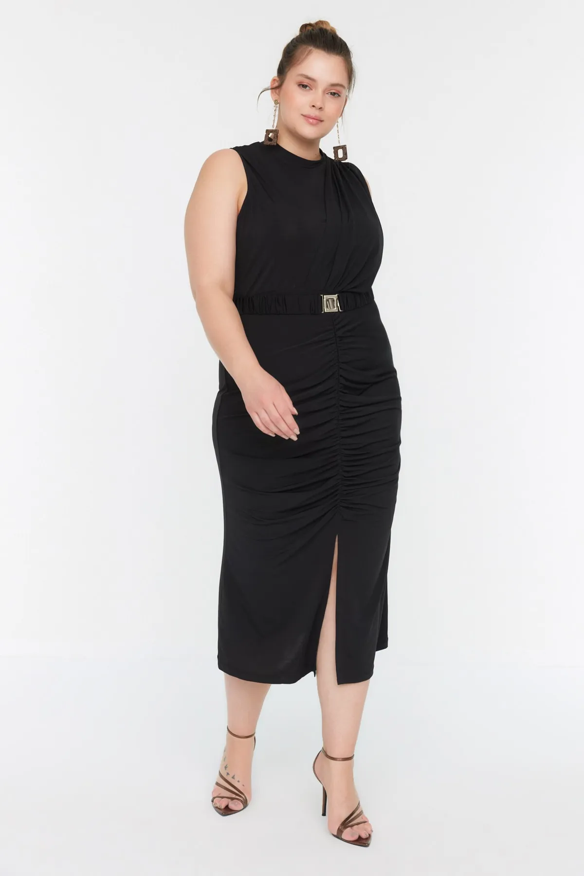 Trendyol Curve  Schwarzes, drapiertes und geschlitztes Strickkleid mit Gürtel TBSSS22AH00008