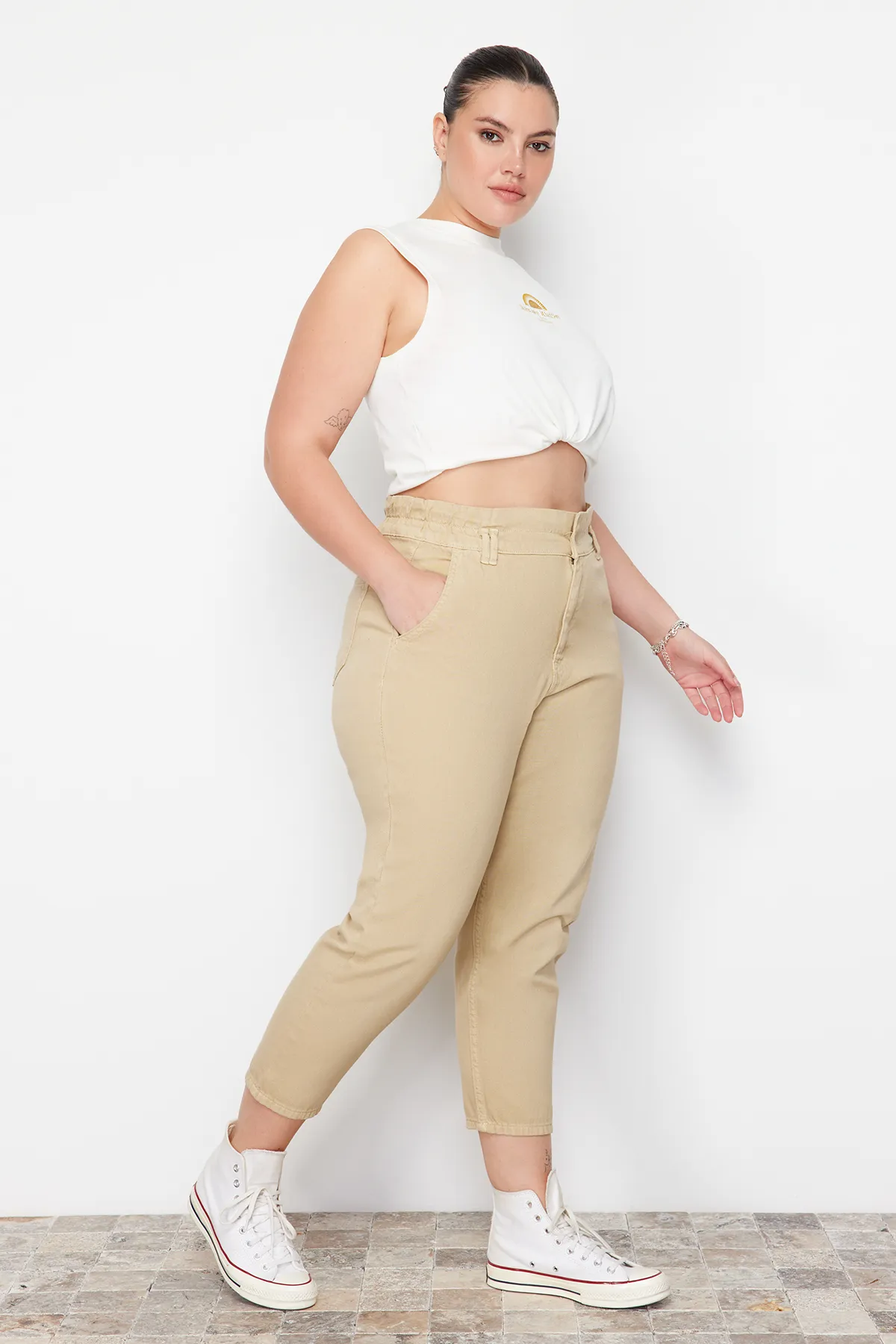 Trendyol Curve  Beige Mom-Jeans mit hoher Taille und elastischem Bund TBBAW23CJ00037