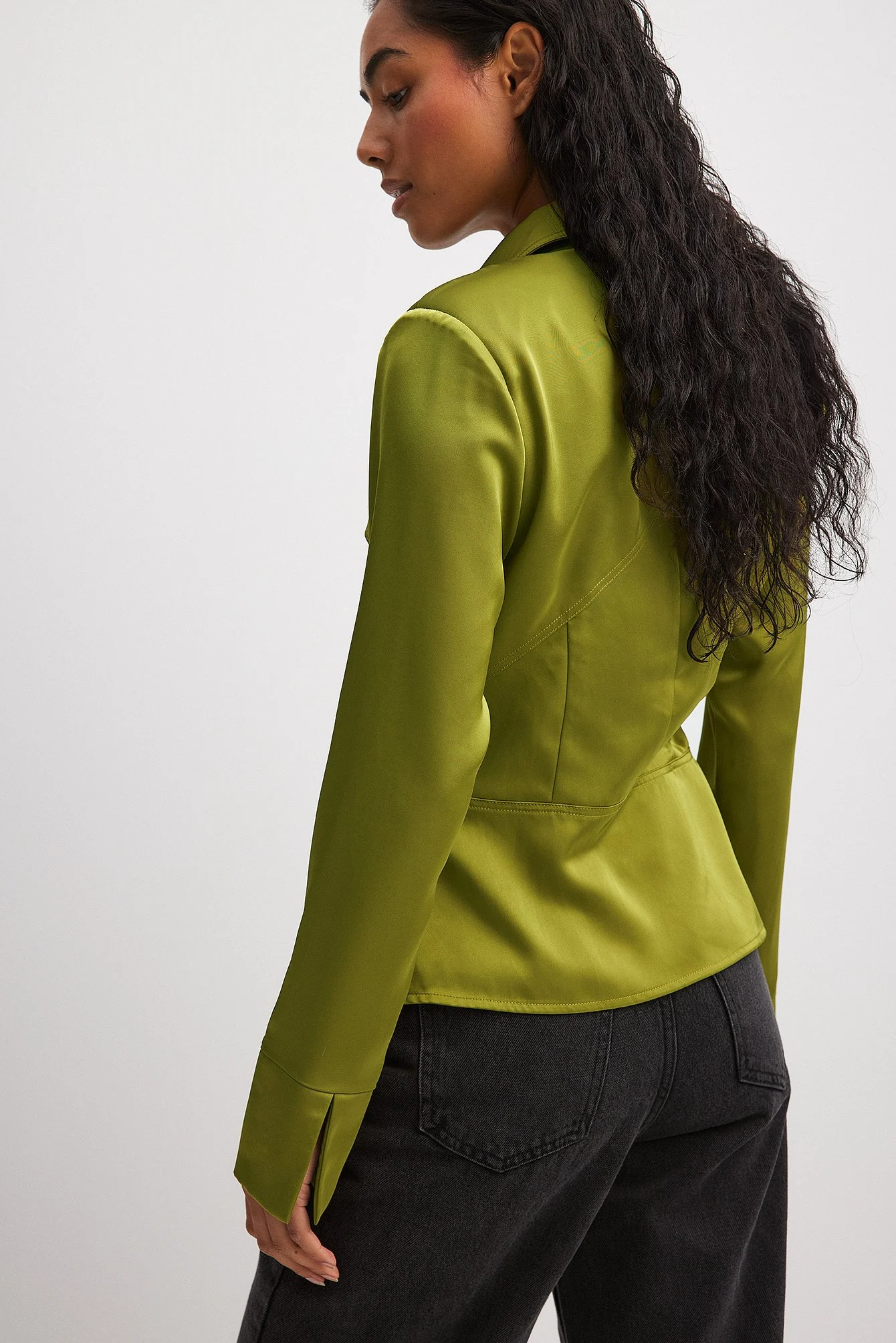 Satinbluse mit spitzen Schultern