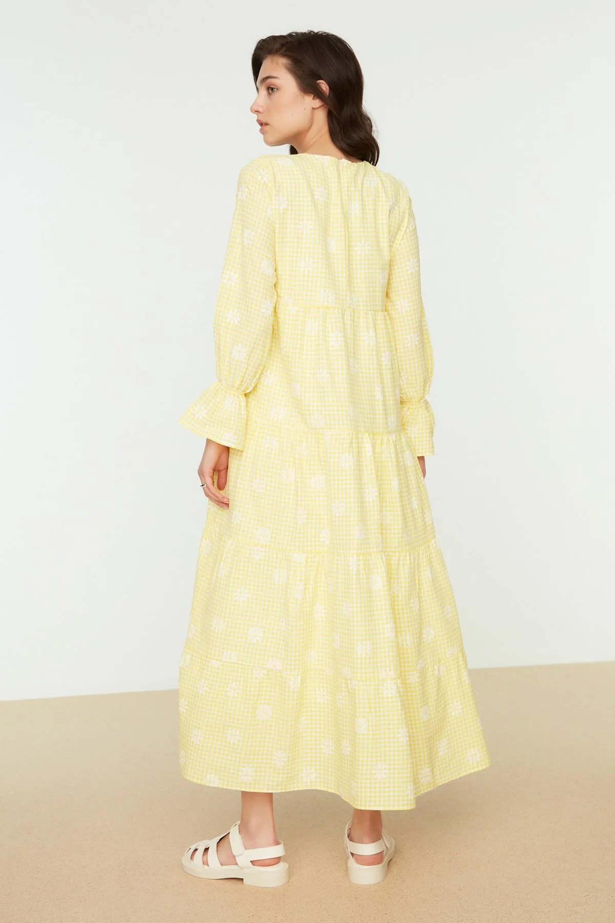 Trendyol Modest  Gelbes, gewebtes Kleid mit Gingham-Blumenmuster und Ärmeln aus Gummidetails TCTSS21EL3441
