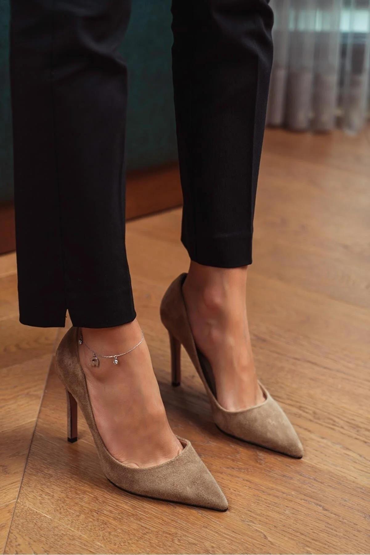 NİŞANTAŞI SHOES  Vanessa Damen-Stiletto aus dunkelbeigem Wildleder mit spitzer Zehenpartie