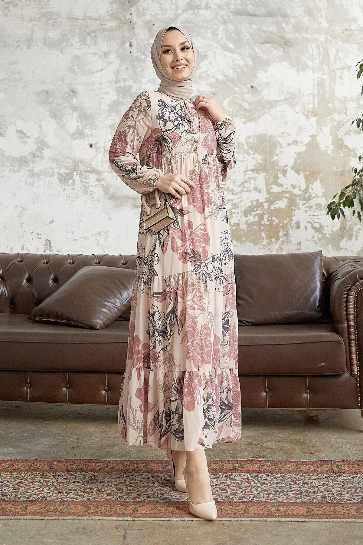 InStyle  Jalya Hijab-Kleid aus Chiffon mit geknöpftem String und Kragen – Puder
