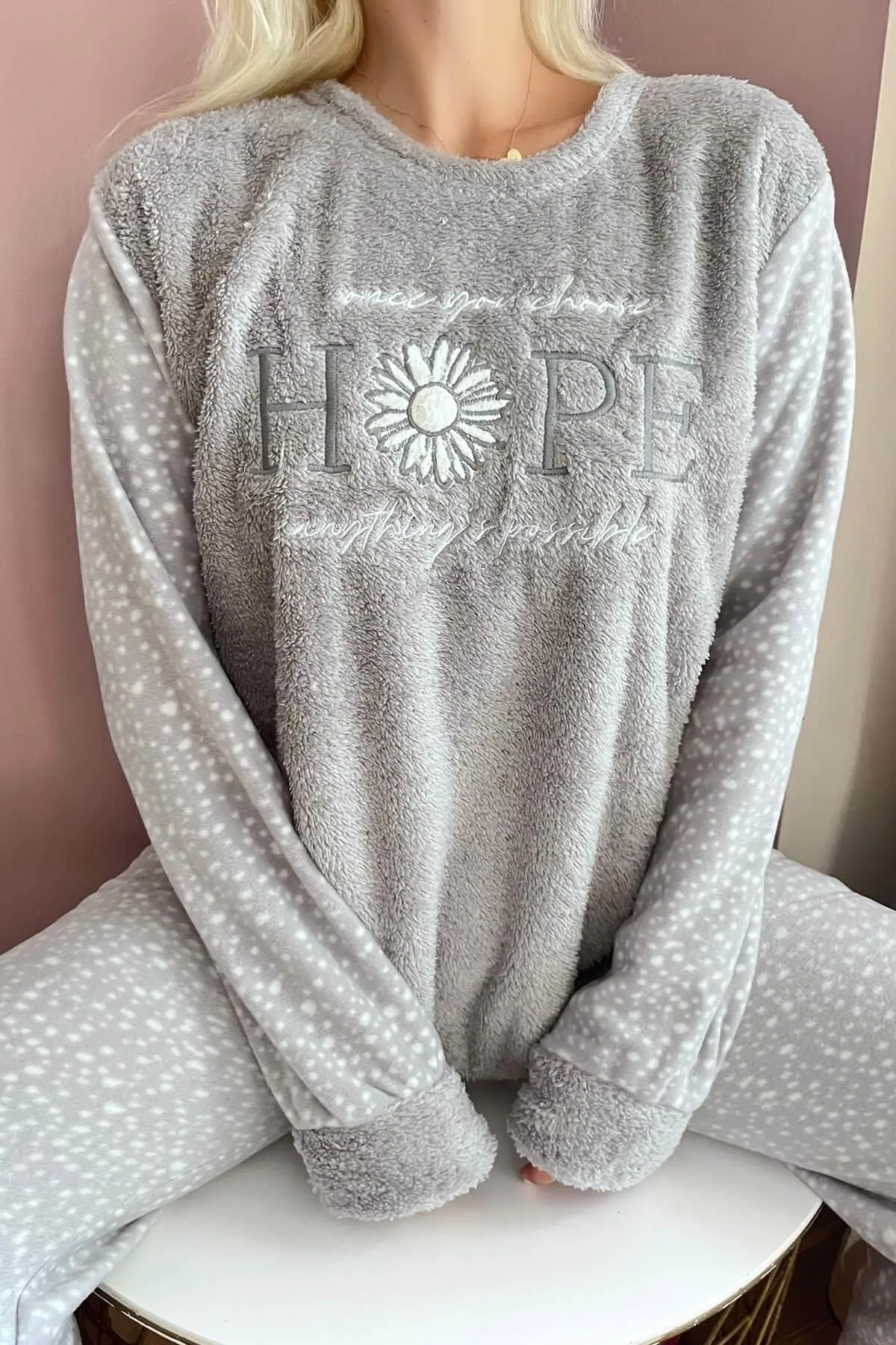 Pijamaevi  Grau gemustertes Plüsch-Pyjama-Set für Damen von Hope