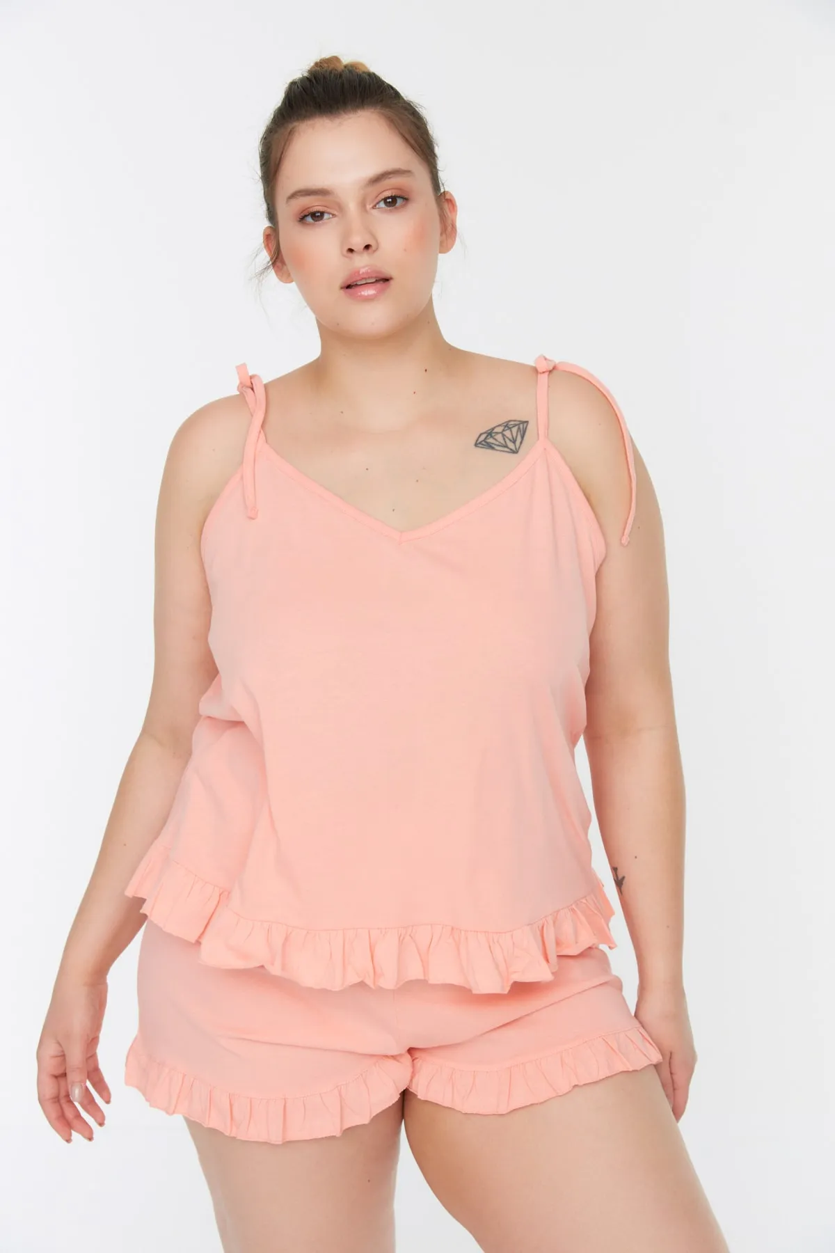 Trendyol Curve  Lachsfarbenes Pyjama-Set aus Strick mit Rüschendetail und Riemchen