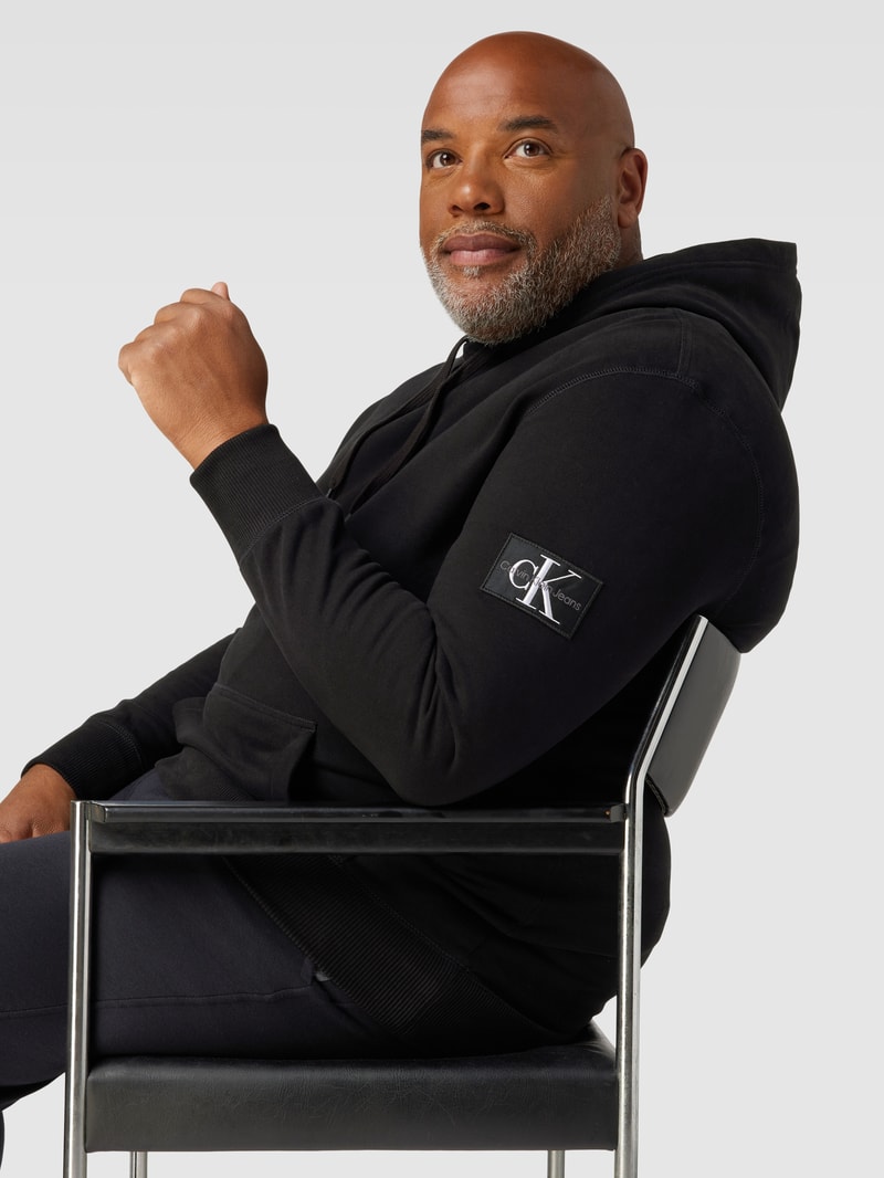 PLUS SIZE Hoodie mit Label-Patch in schwarz