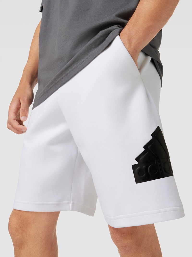 Shorts mit elastischem Bund in weiß