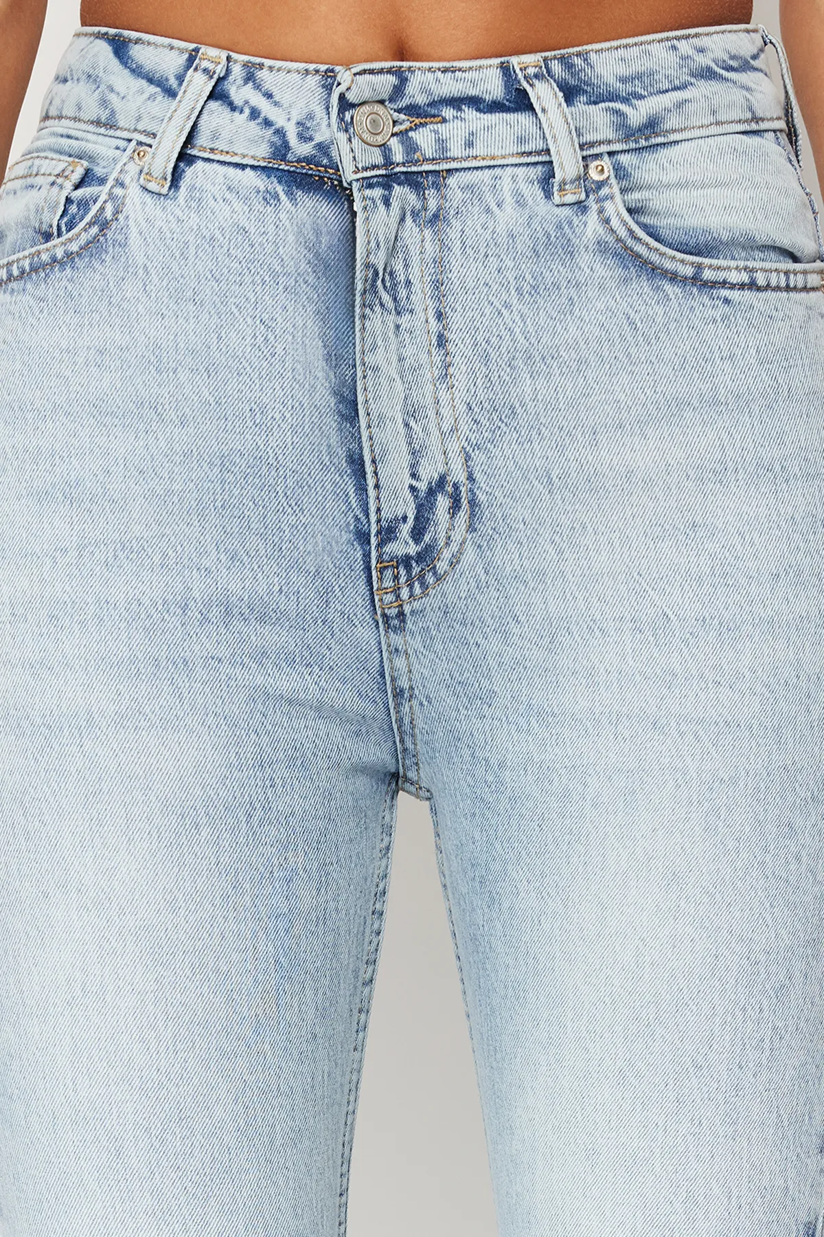 Trendyol Collection  Hellblaue Flare-Jeans mit hoher Taille TWOSS24JE00036