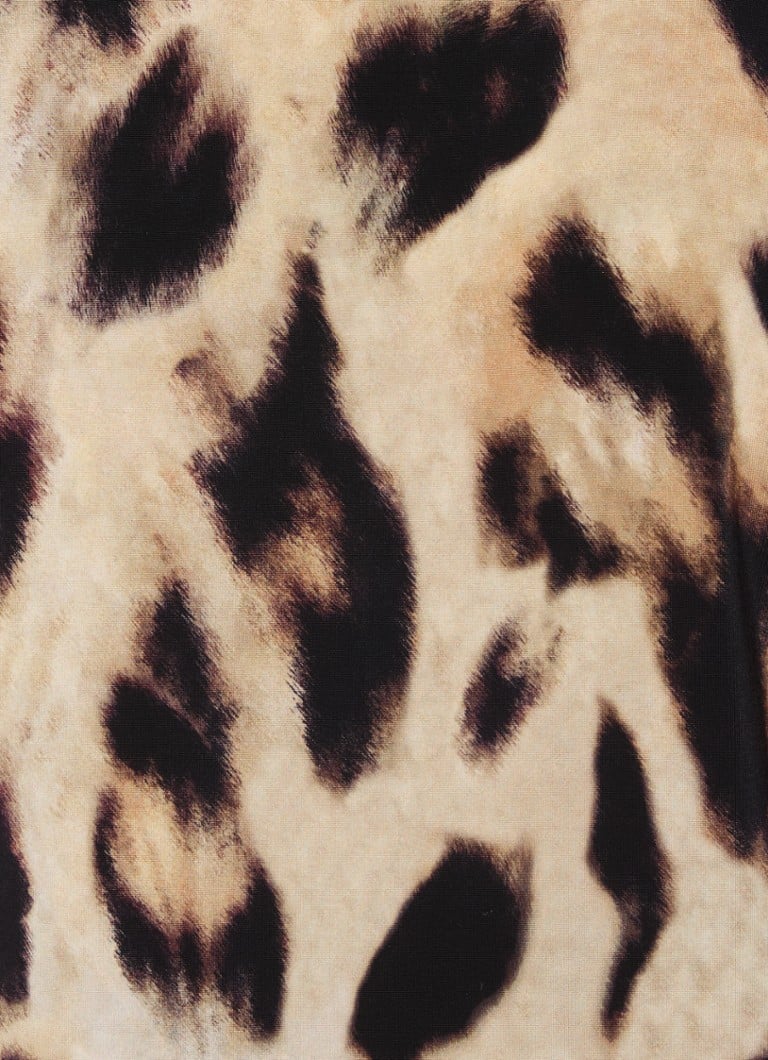 Pantalonii cu talie înaltă și croială largă, de la Claudia Sträter, prezintă un imprimeu leopard și buzunare laterale.