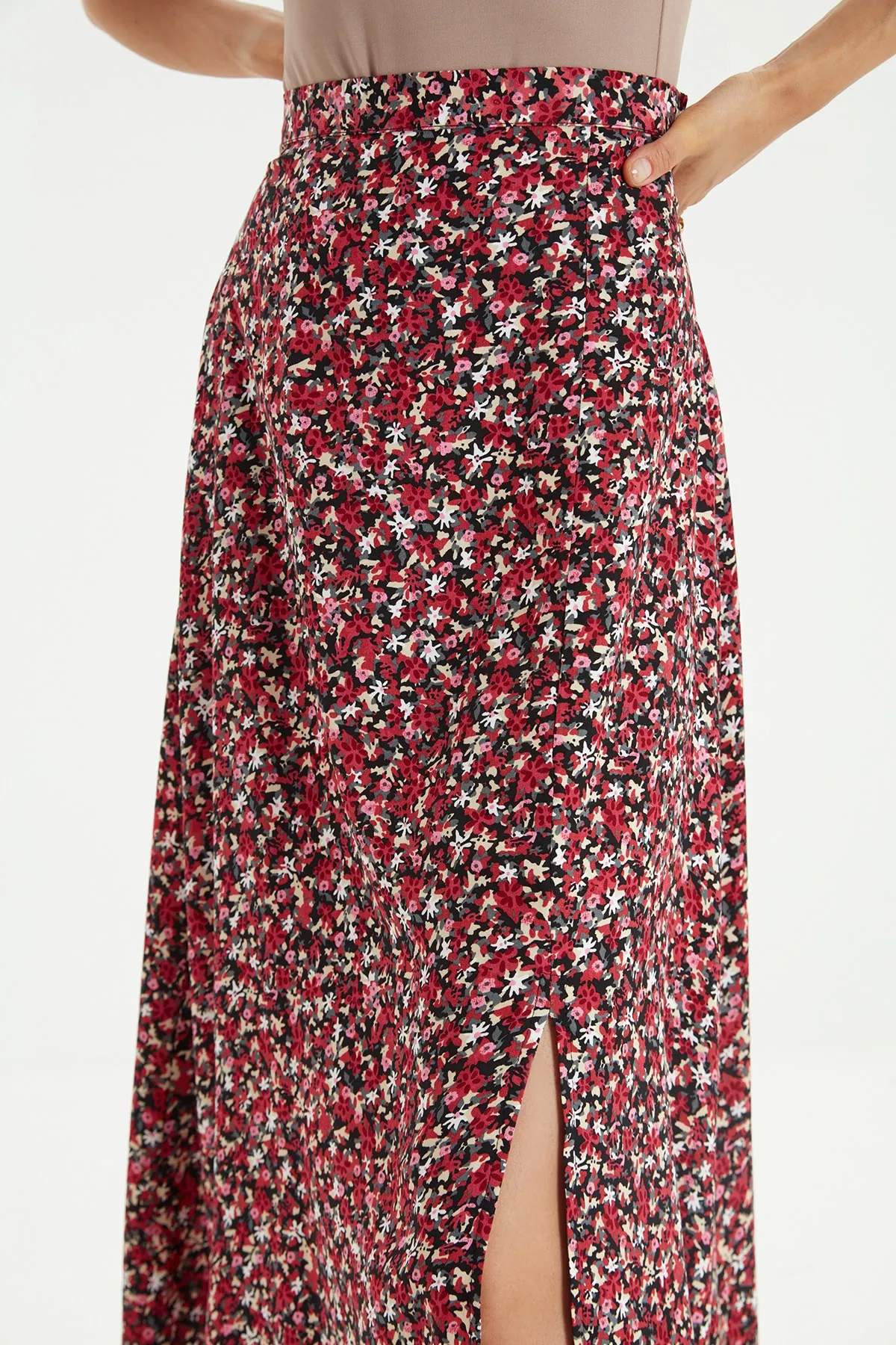 Trendyol Collection  Mehrfarbiger Midirock aus Viskosestoff mit Schlitzdetail und Blumenmuster TWOSS20ET0230