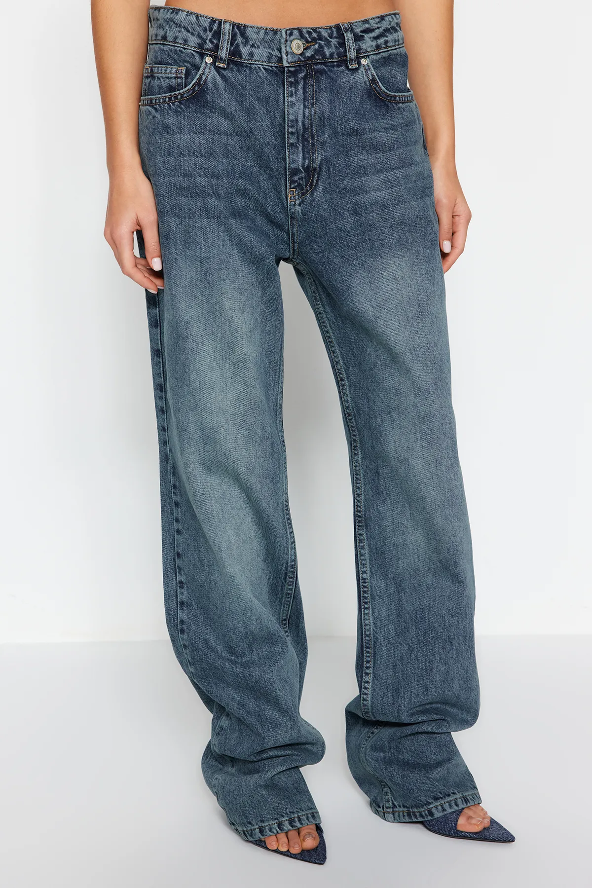 Trendyol Collection  Blaue Jeans mit niedriger Taille und weitem Bein TWOSS24JE00033