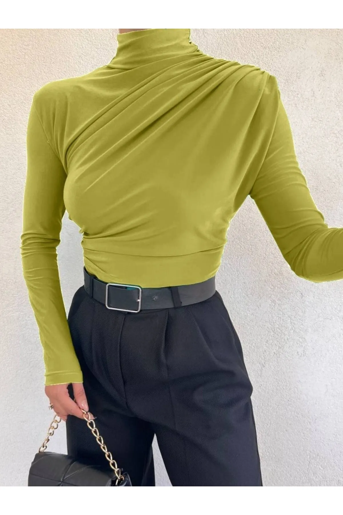 Modamorfo  Geraffte Sandy-Bluse mit halbem Ausschnitt