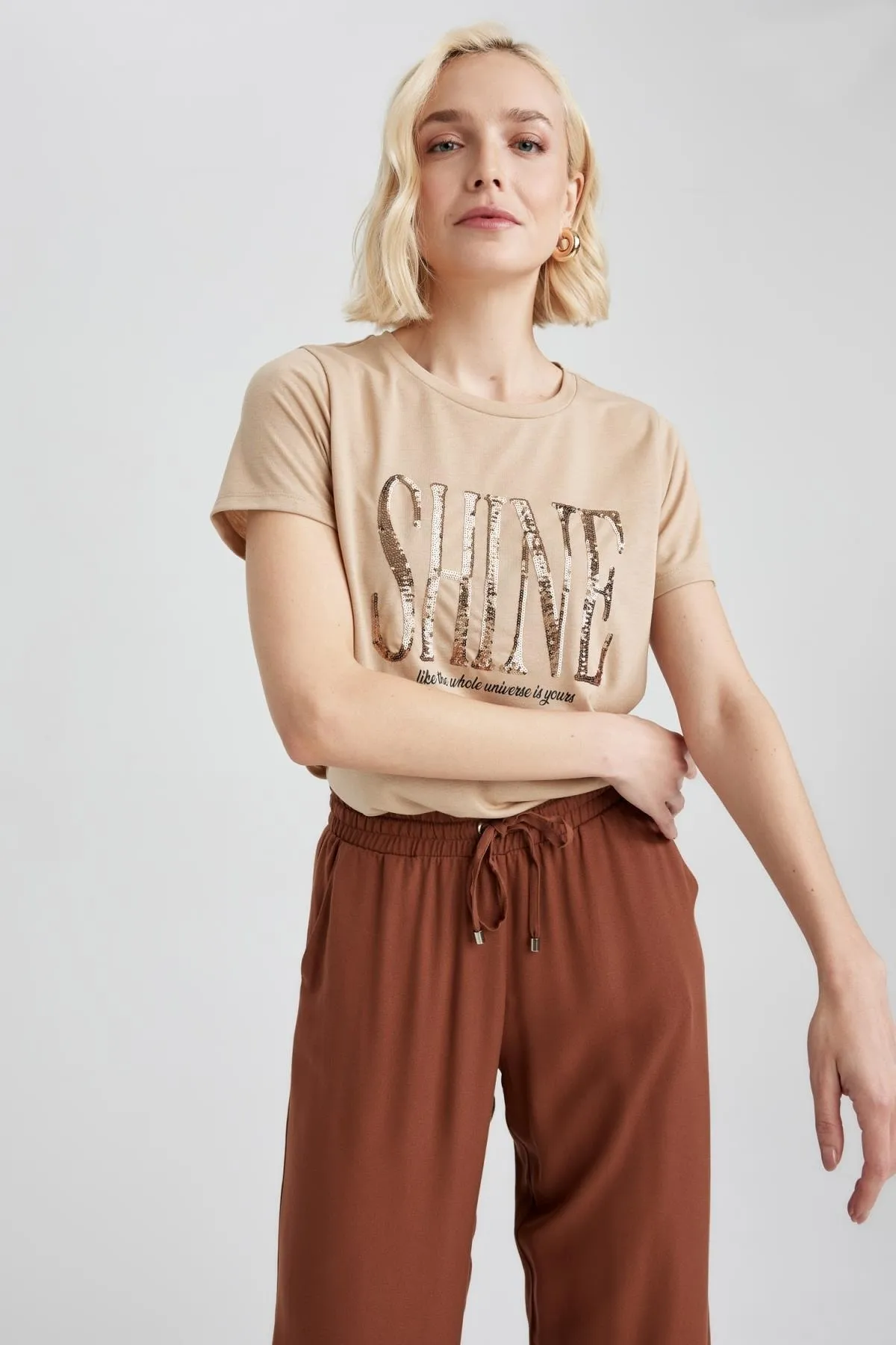 DeFacto  Bedrucktes T-Shirt mit Rundhalsausschnitt und kurzen Ärmeln in normaler Passform A4189ax23sm