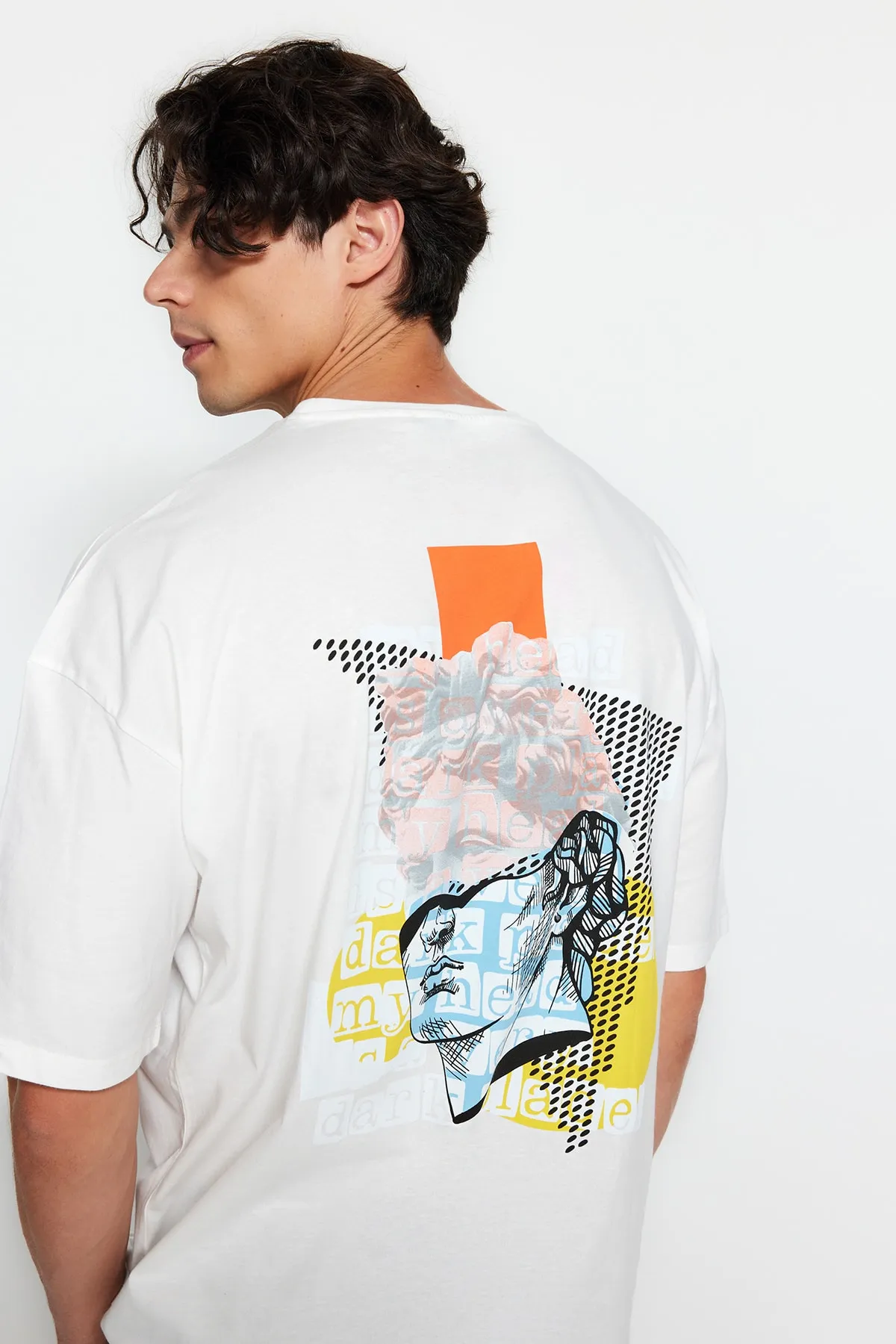 Trendyol Collection  Ecru Unisex-Strick-T-Shirt in Übergröße/weiter Passform mit künstlerischem Aufdruck auf der Rückseite TMNSS23TS00151