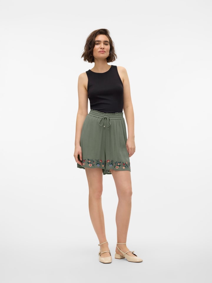 Vero Moda Shorts in Laurel Wreath günstig kaufen