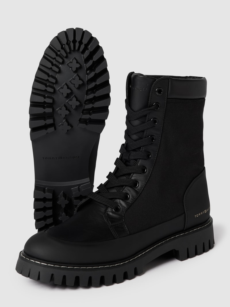 Boots mit Kontrastbesatz in schwarz