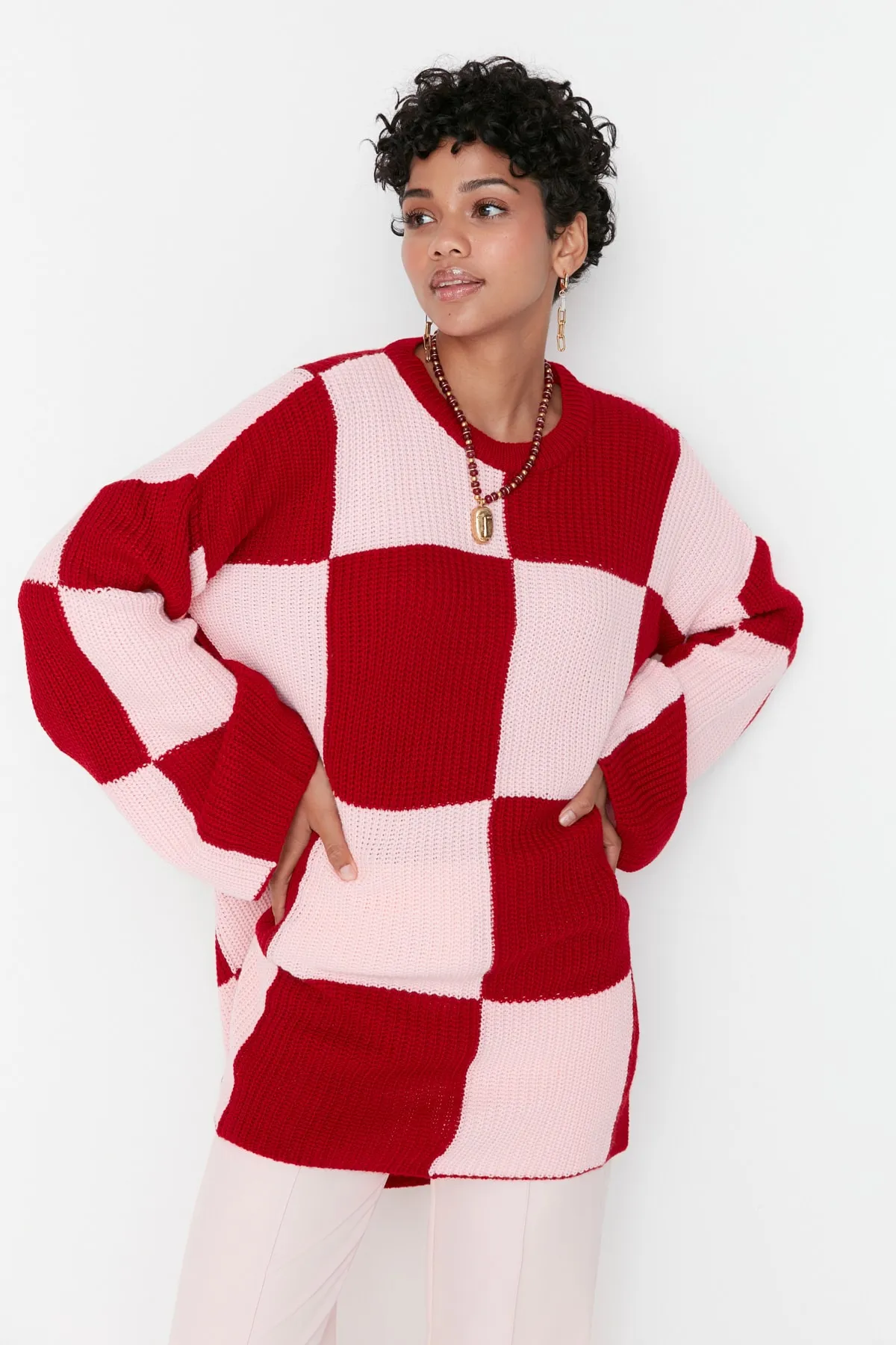 Trendyol Modest  Rot-rosa Strickpullover mit Schachbrettmuster und Rundhalsausschnitt TCTAW23KZ00004